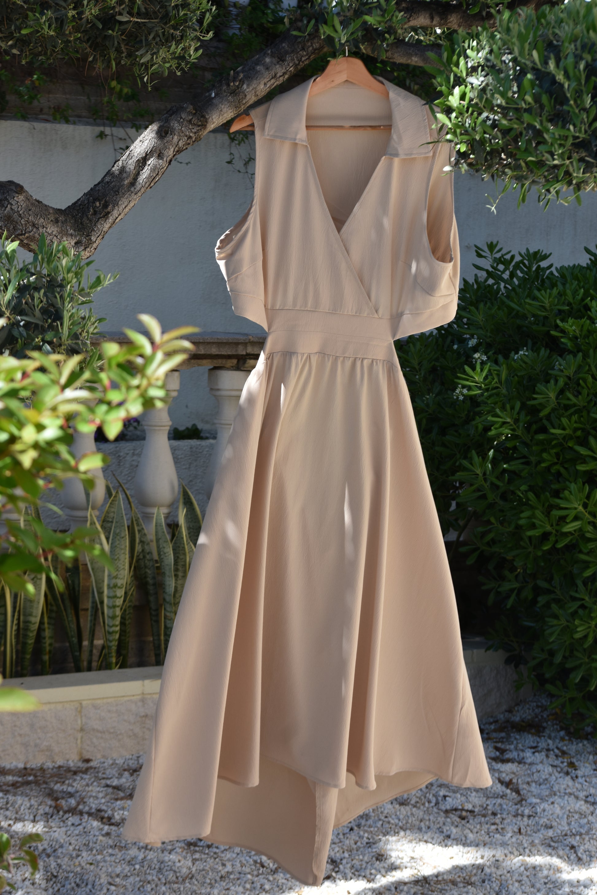 Vestido beige con obertura trasera en la cintura
