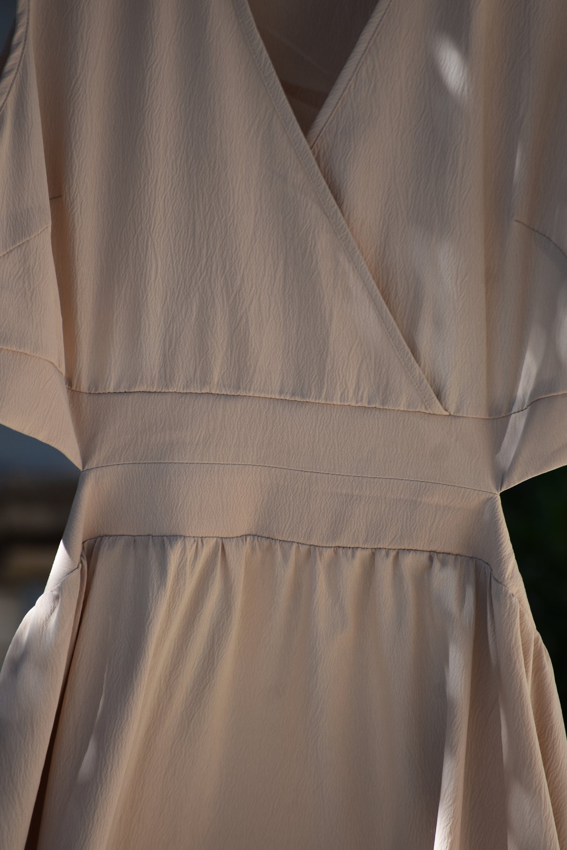 Vestido beige con obertura trasera en la cintura