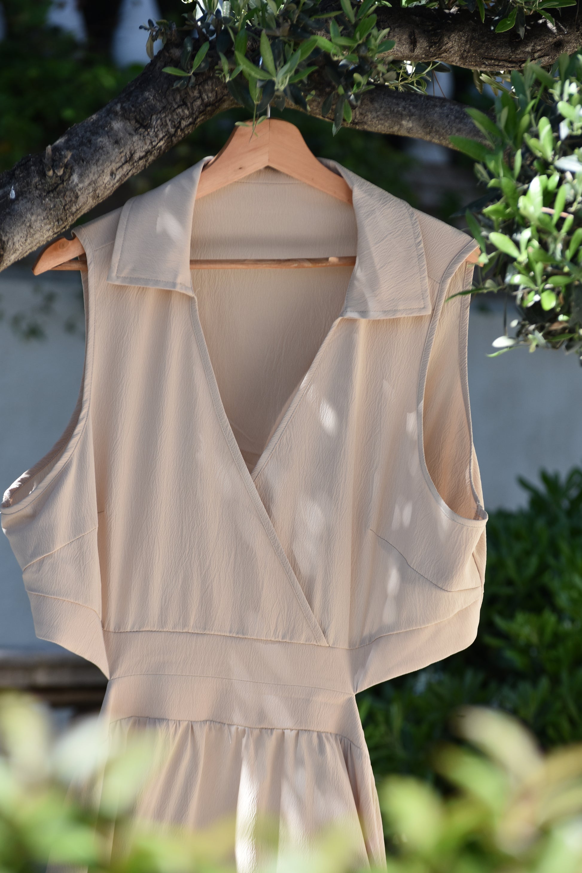 Vestido beige con obertura trasera en la cintura