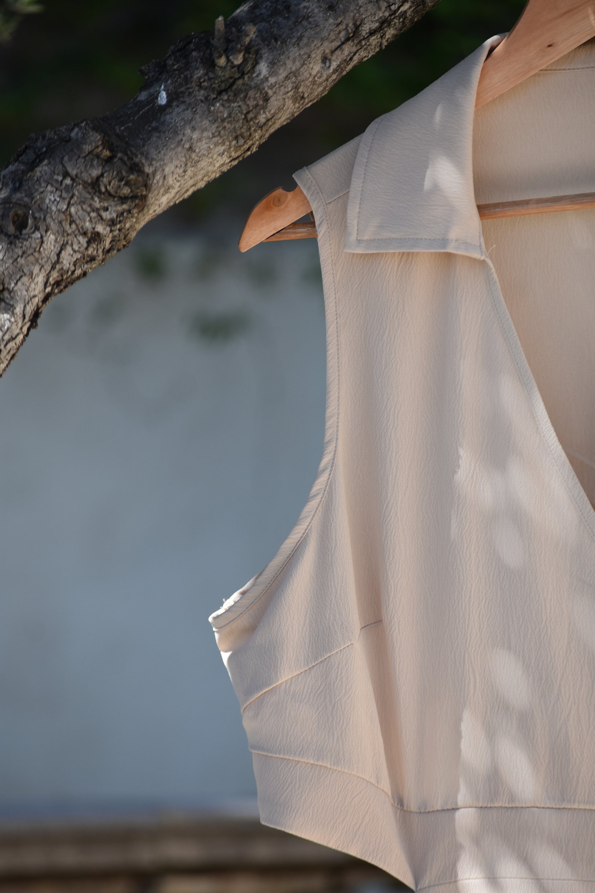 Vestido beige con obertura trasera en la cintura