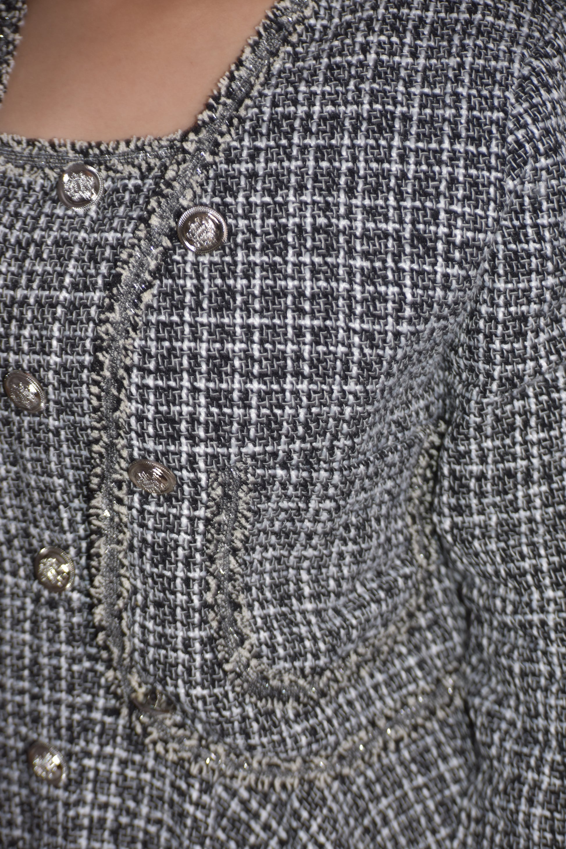 Vestido de tweed blanco y negro con chaqueta