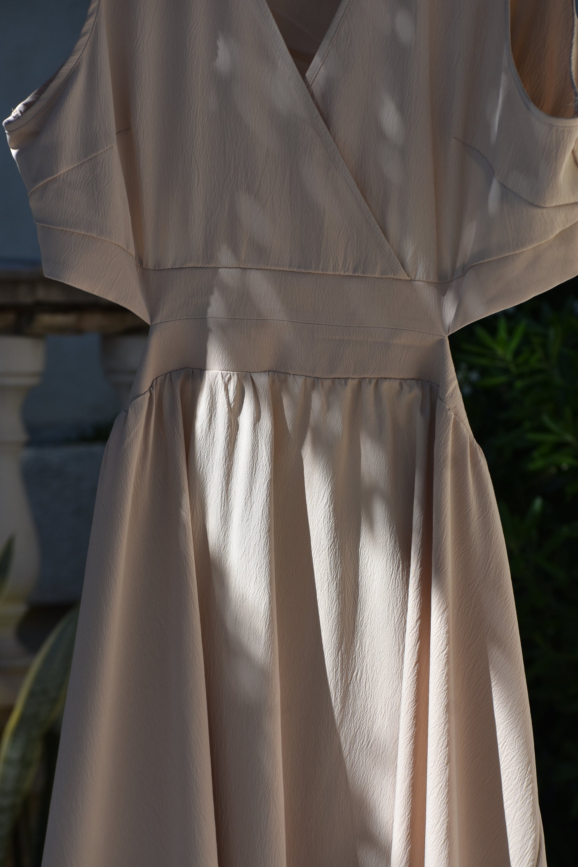 Vestido beige con obertura trasera en la cintura