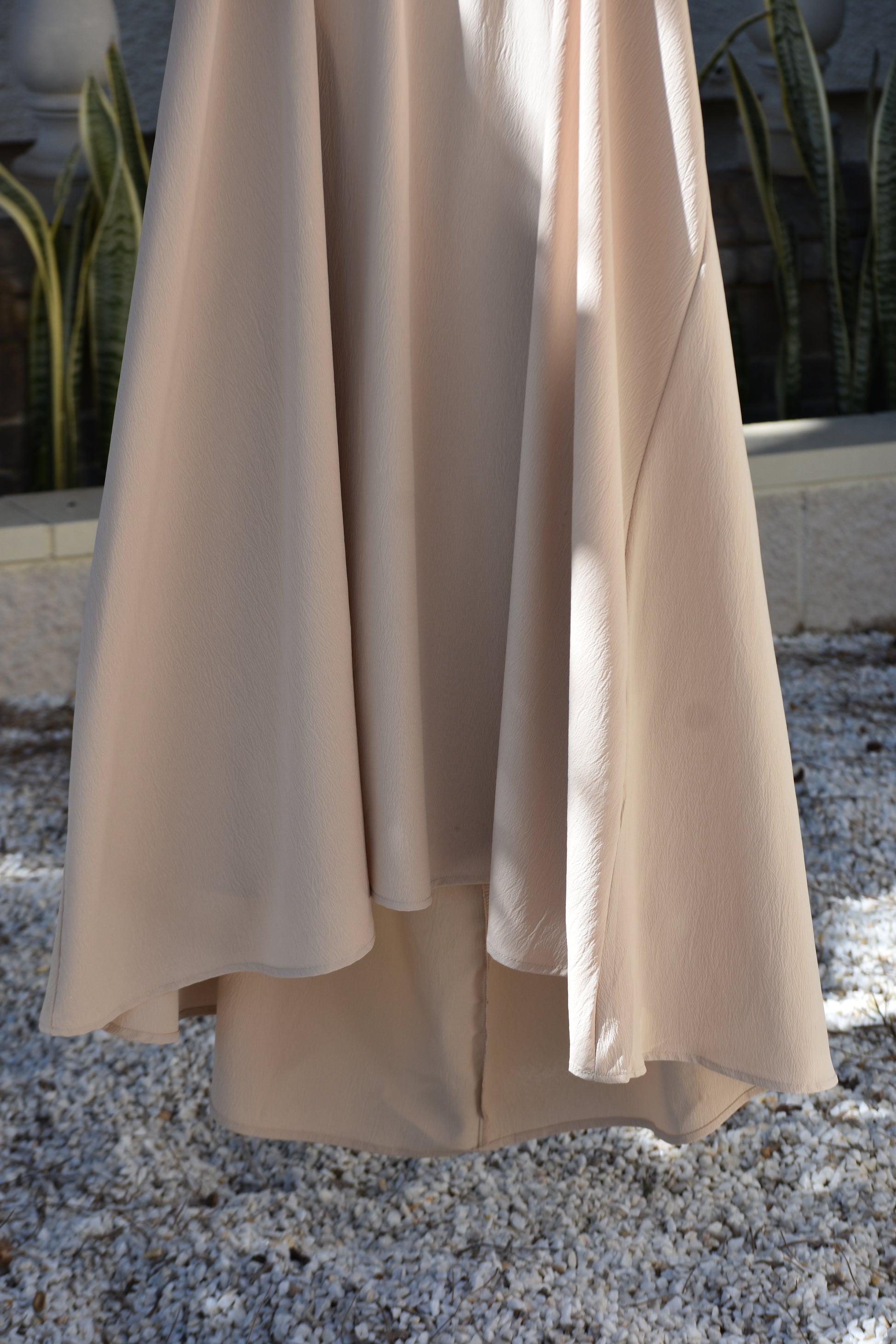 Vestido beige con obertura trasera en la cintura