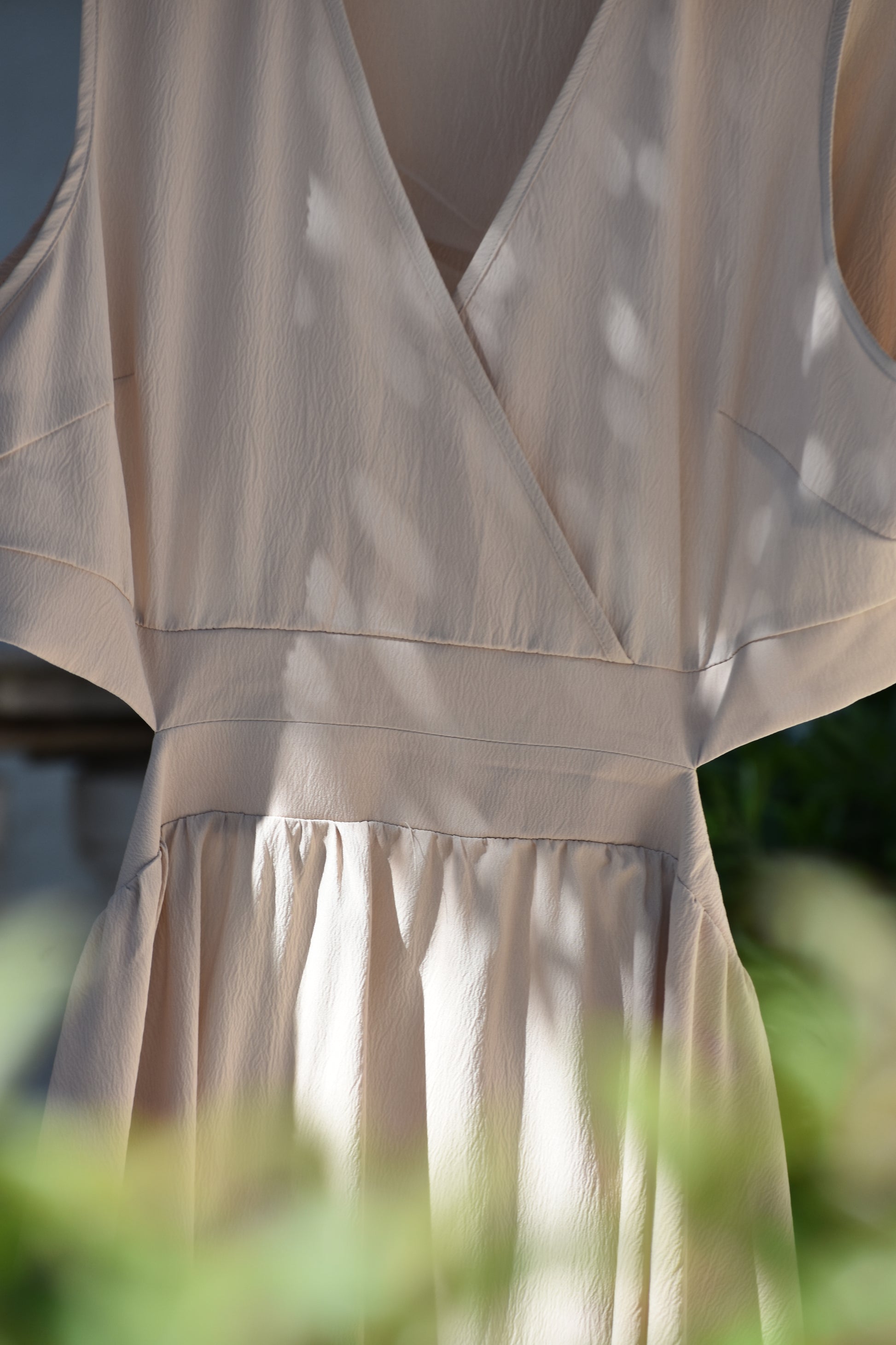 Vestido beige con obertura trasera en la cintura