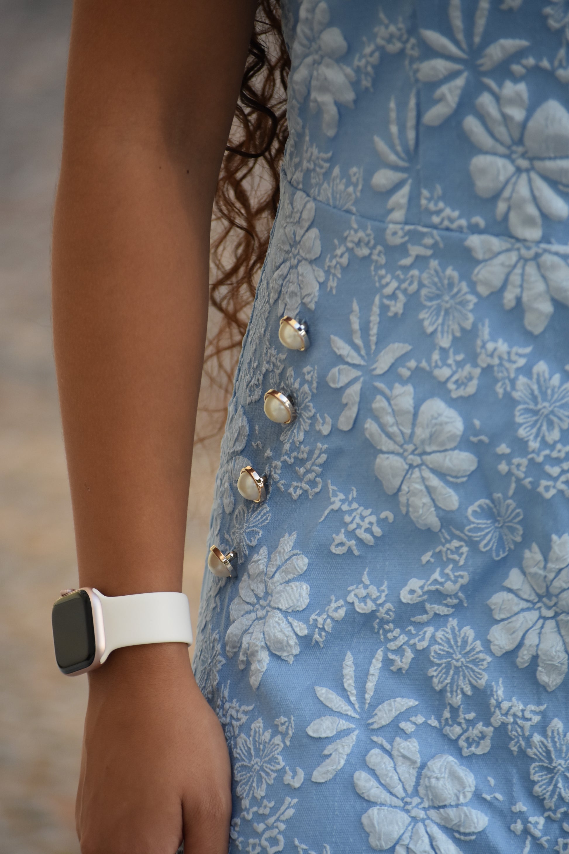 Vestido azul con estampado de flores blancas