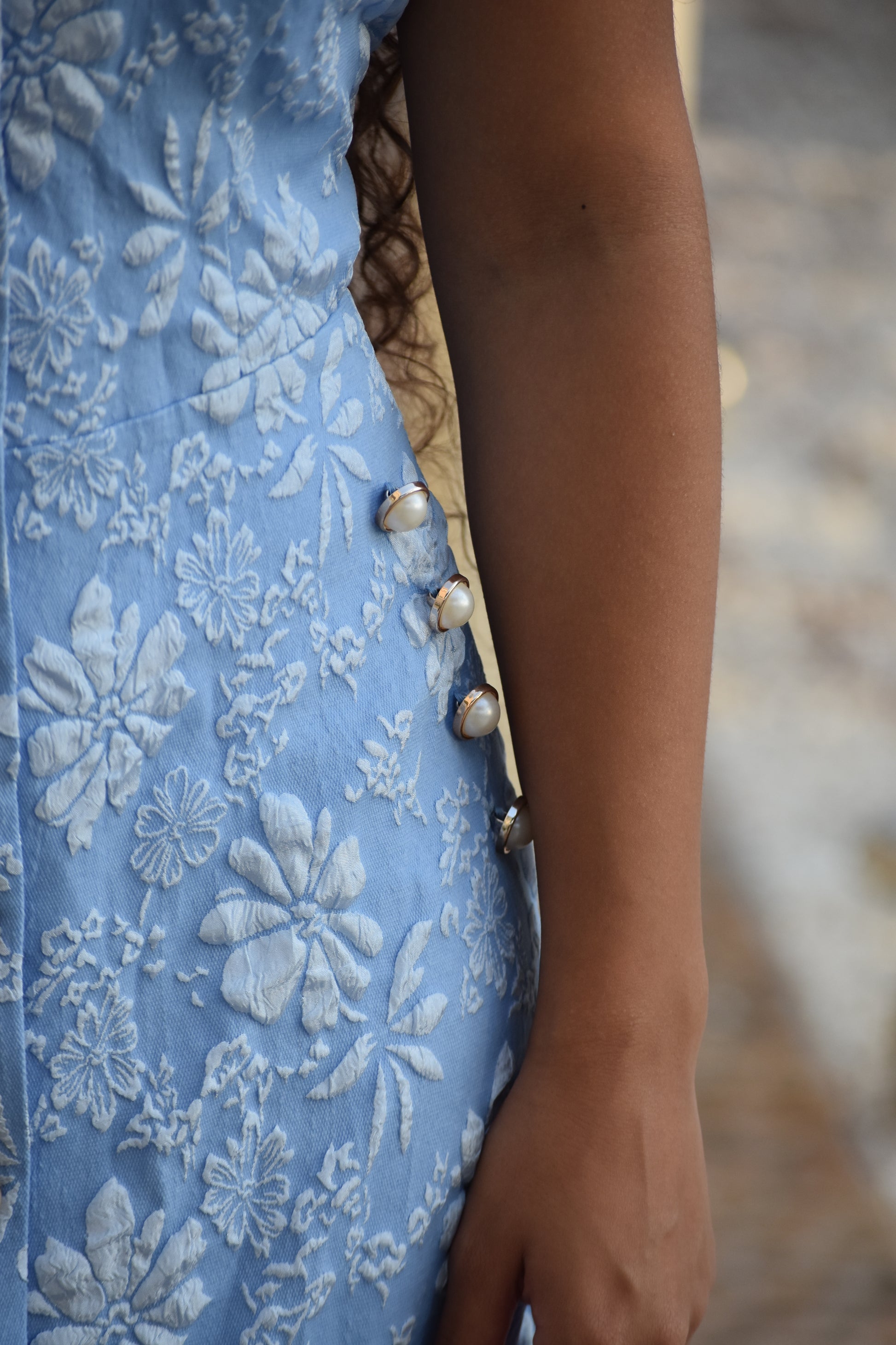 Vestido azul con estampado de flores blancas