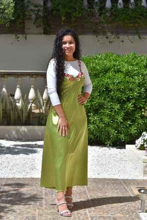 Vestido verde satinado con bordado de flores