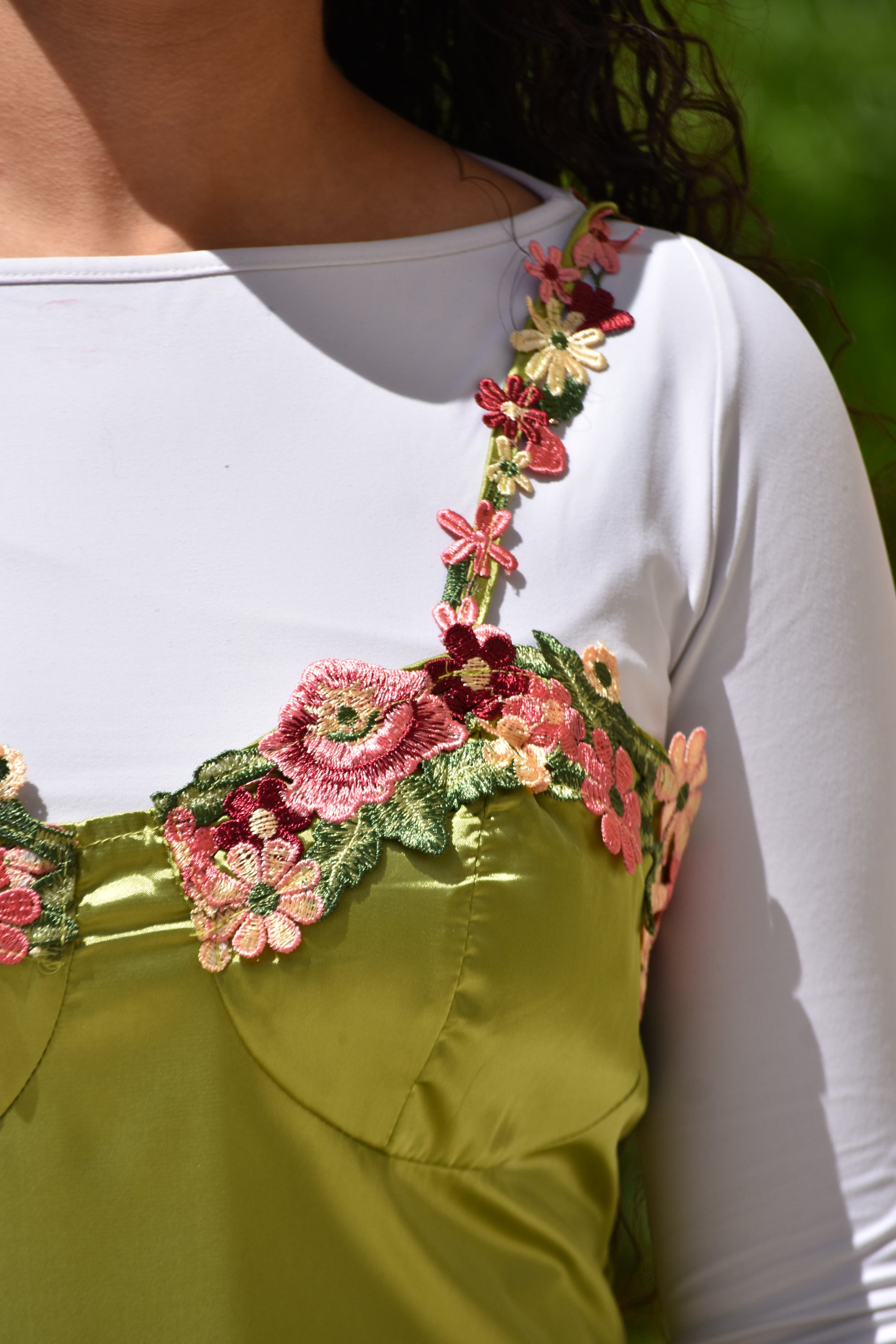 Vestido verde satinado con bordado de flores