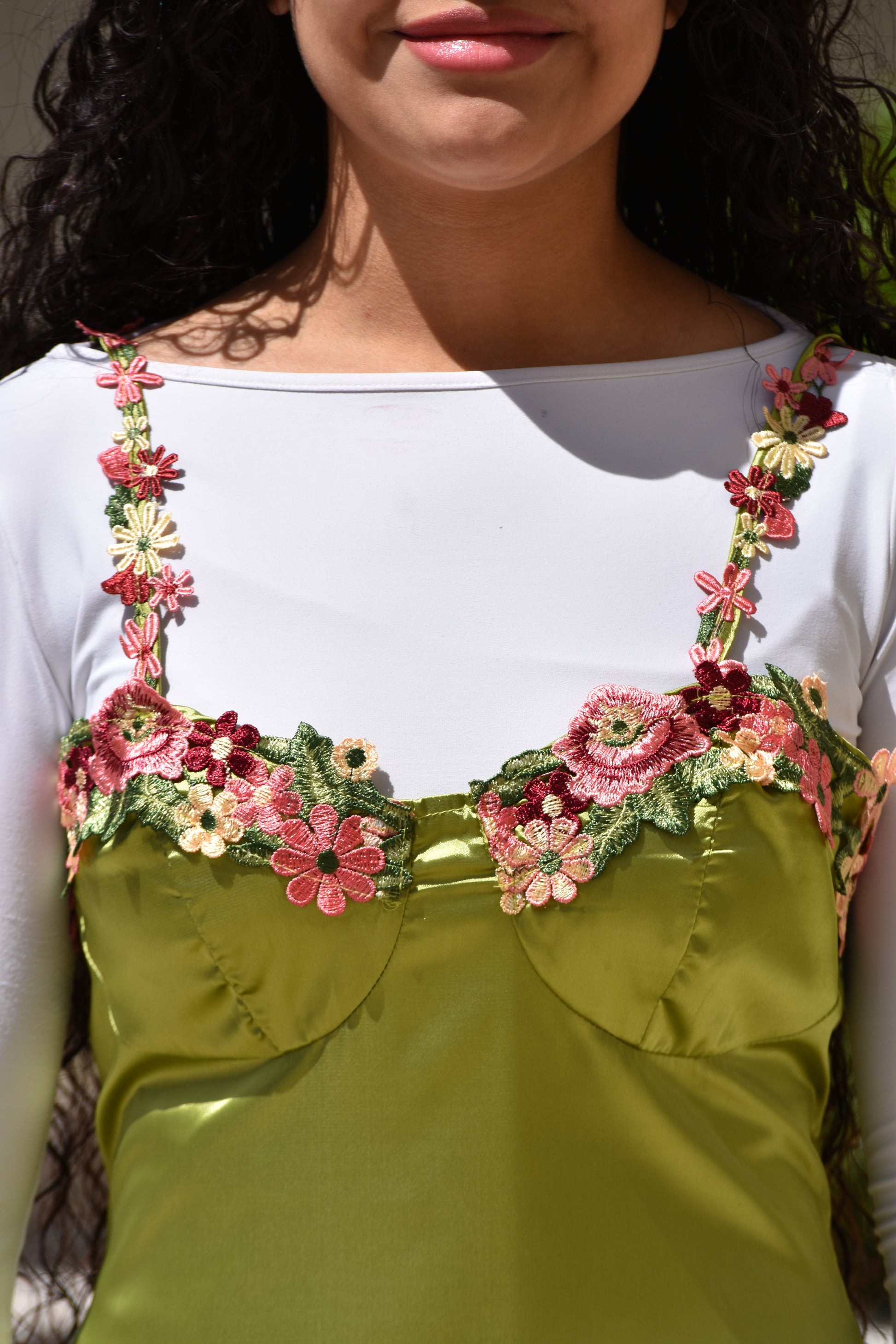 Vestido verde satinado con bordado de flores