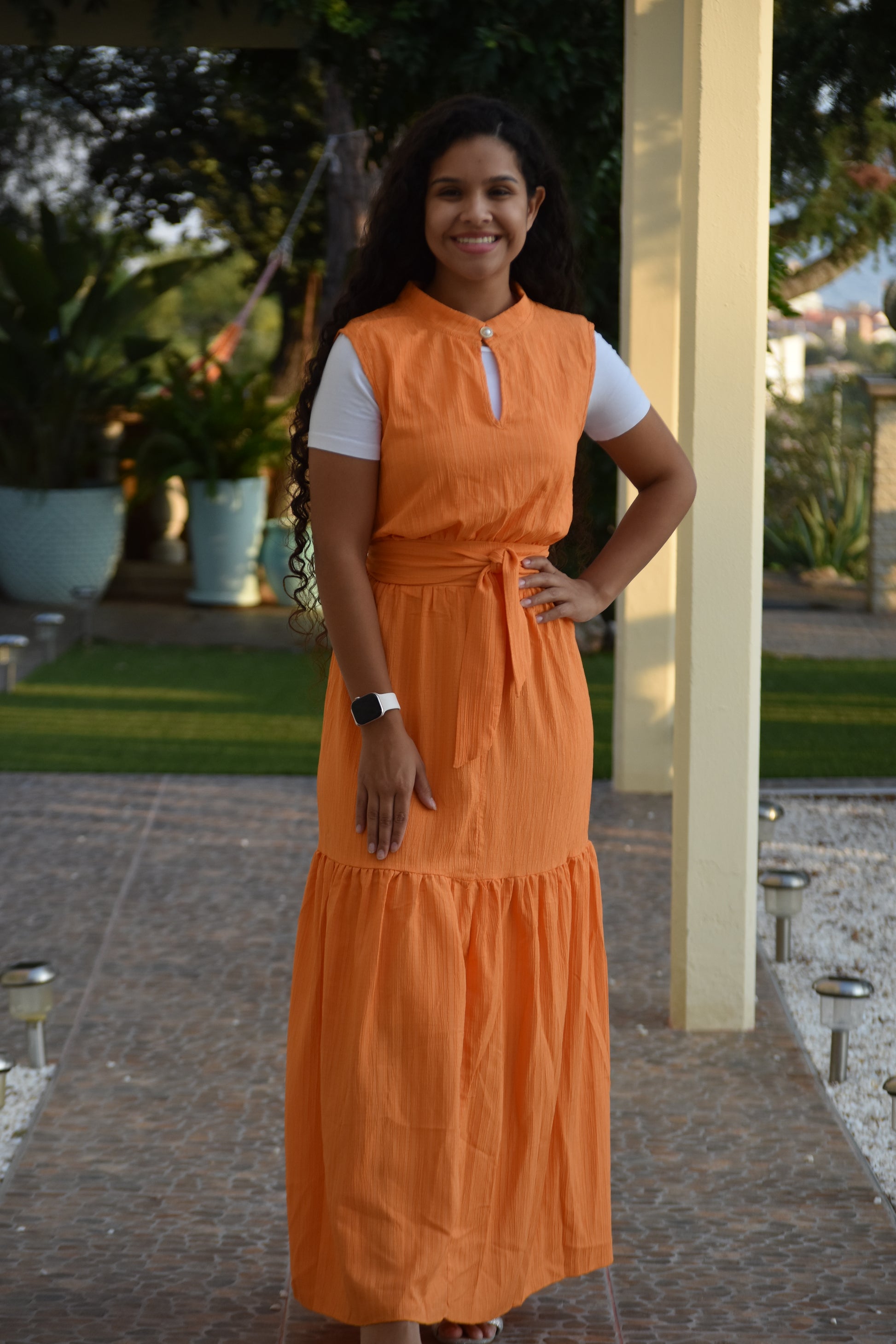 Vestido naranja con resorte en la cintura