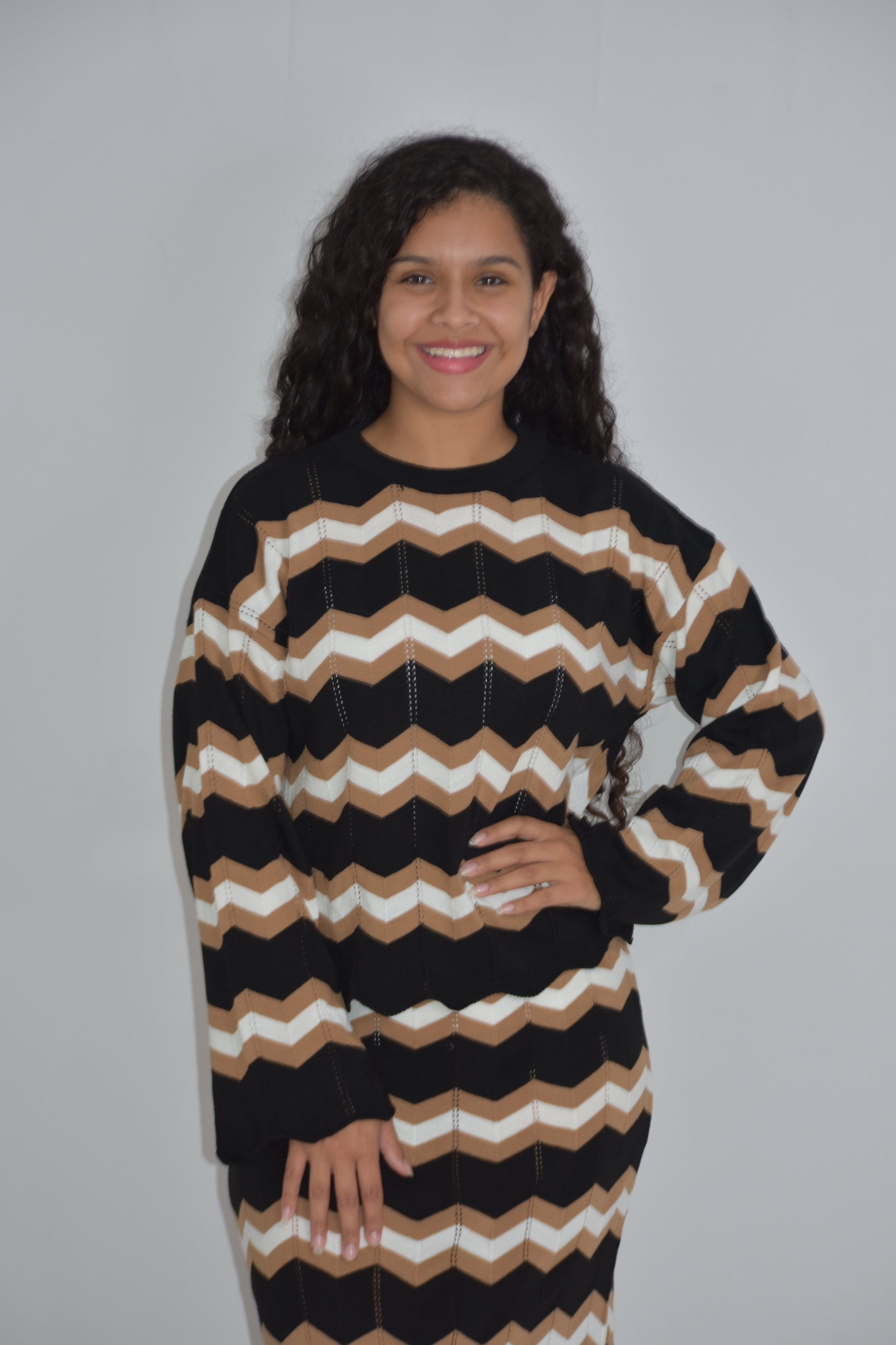 Conjunto de camisa y falda de punto negro marrón y blanco