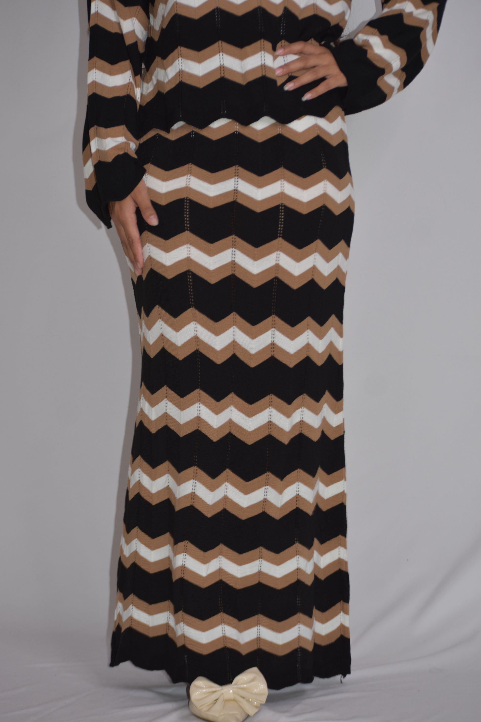 Conjunto de camisa y falda de punto negro marrón y blanco