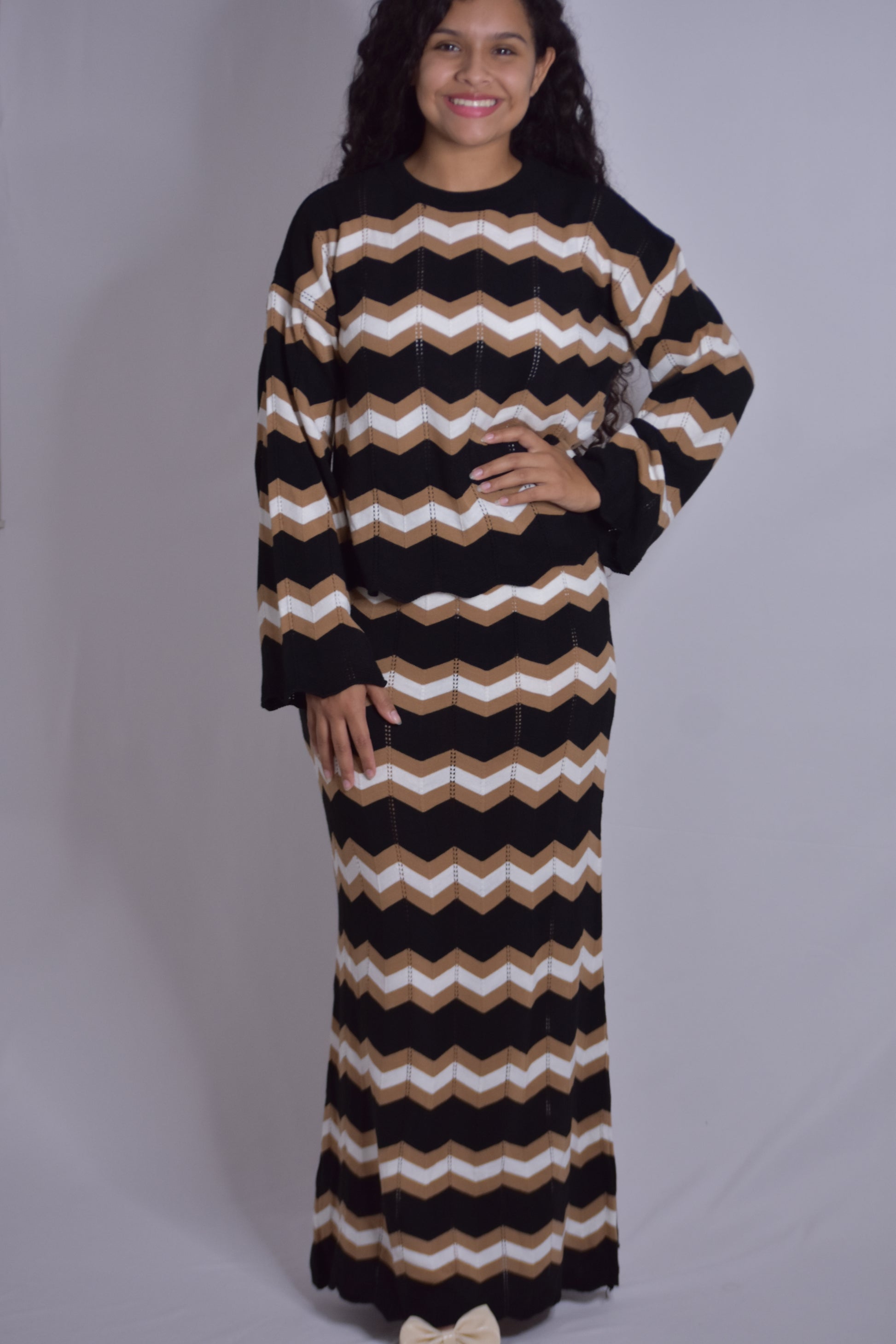 Conjunto de camisa y falda de punto negro marrón y blanco