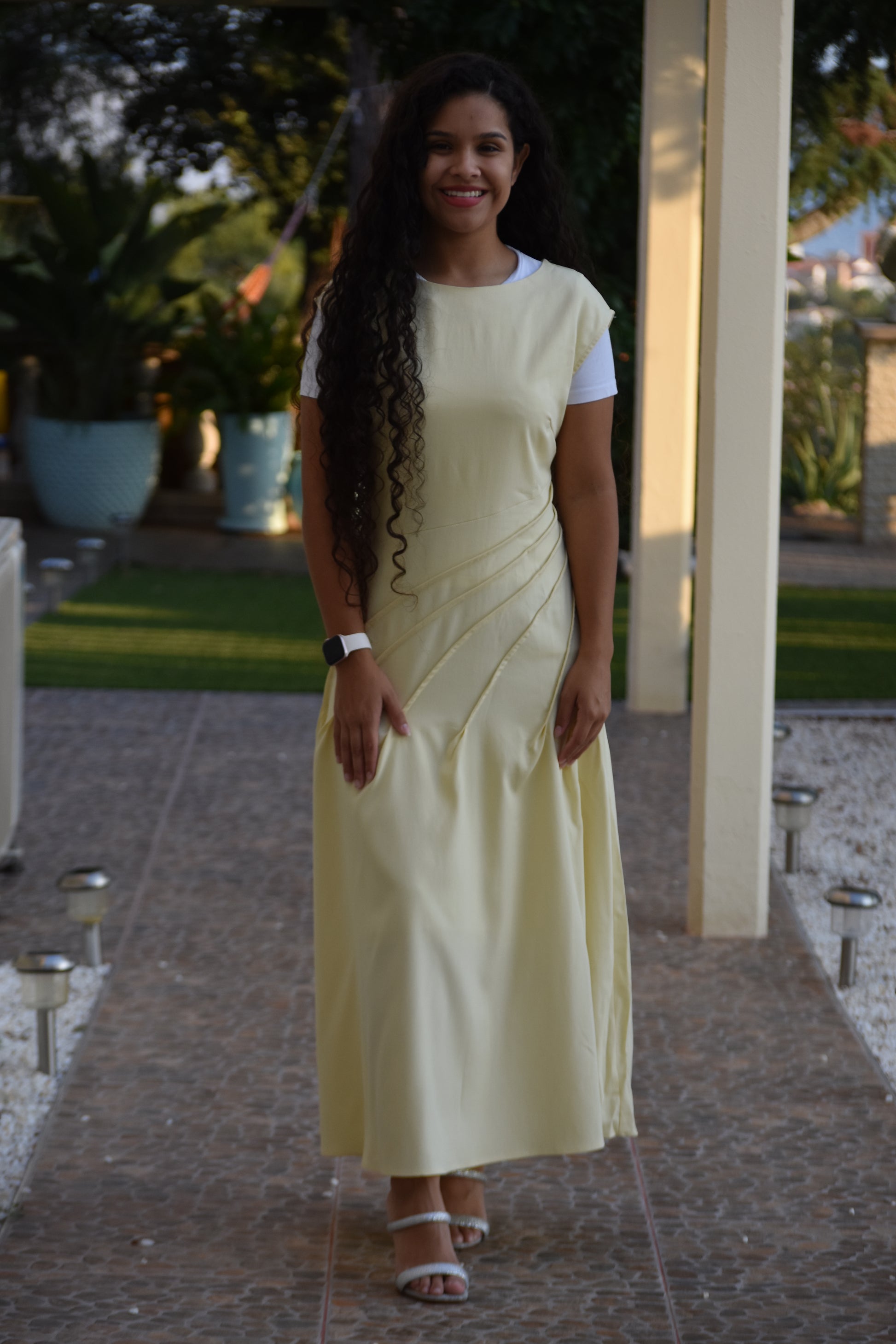 Vestido amarillo pastel con detalle a largo