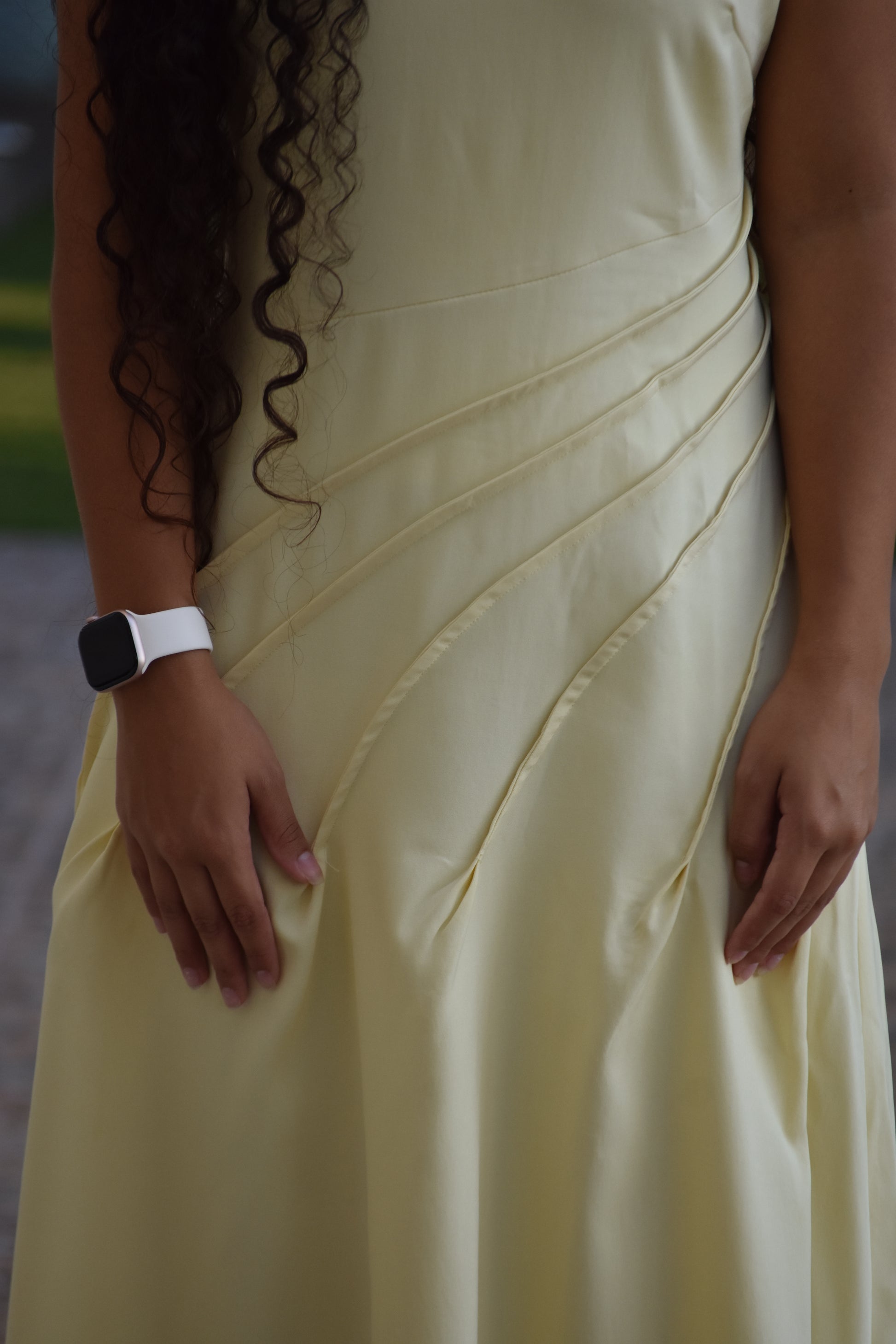 Vestido amarillo pastel con detalle a largo