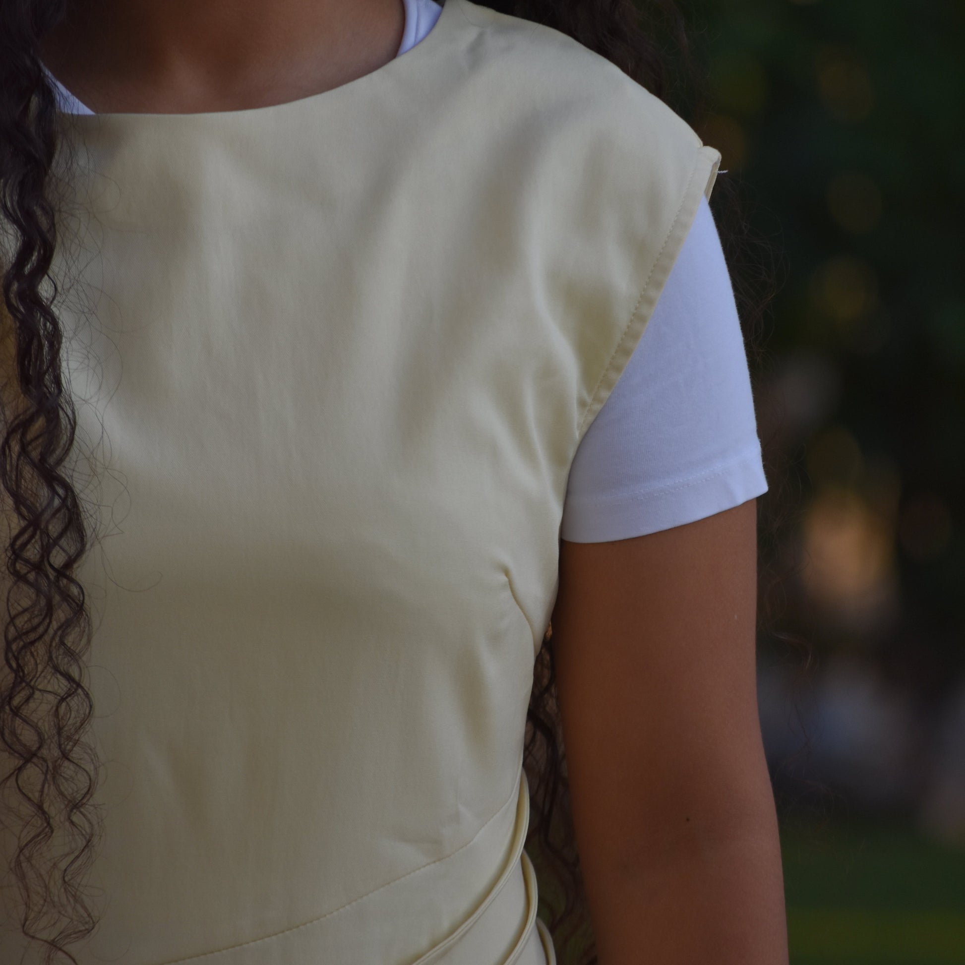 Vestido amarillo pastel con detalle a largo