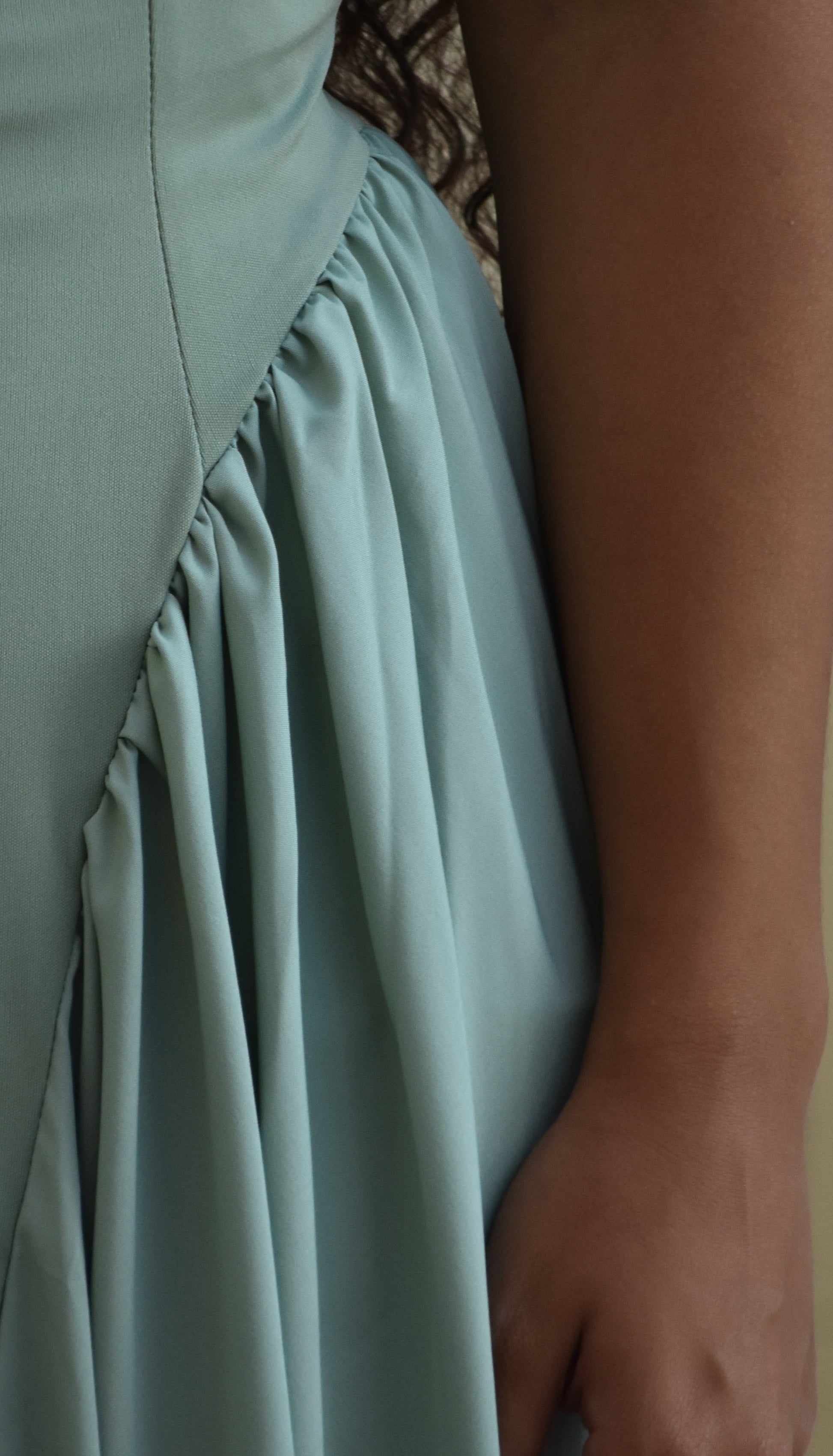 Vestido verde menta con caída a los lados