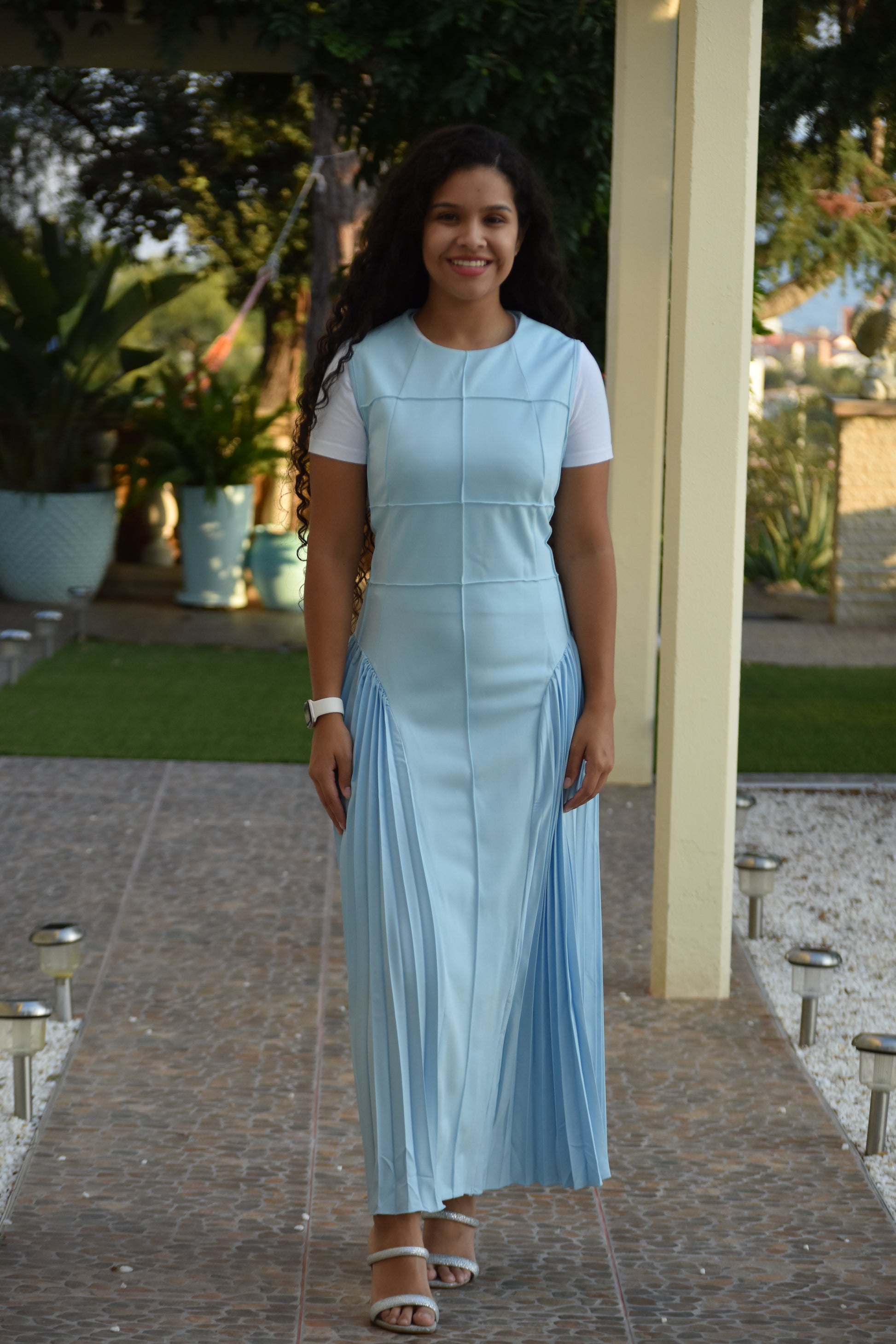 Vestido azul con patrón de cuadros y flecos a los lados