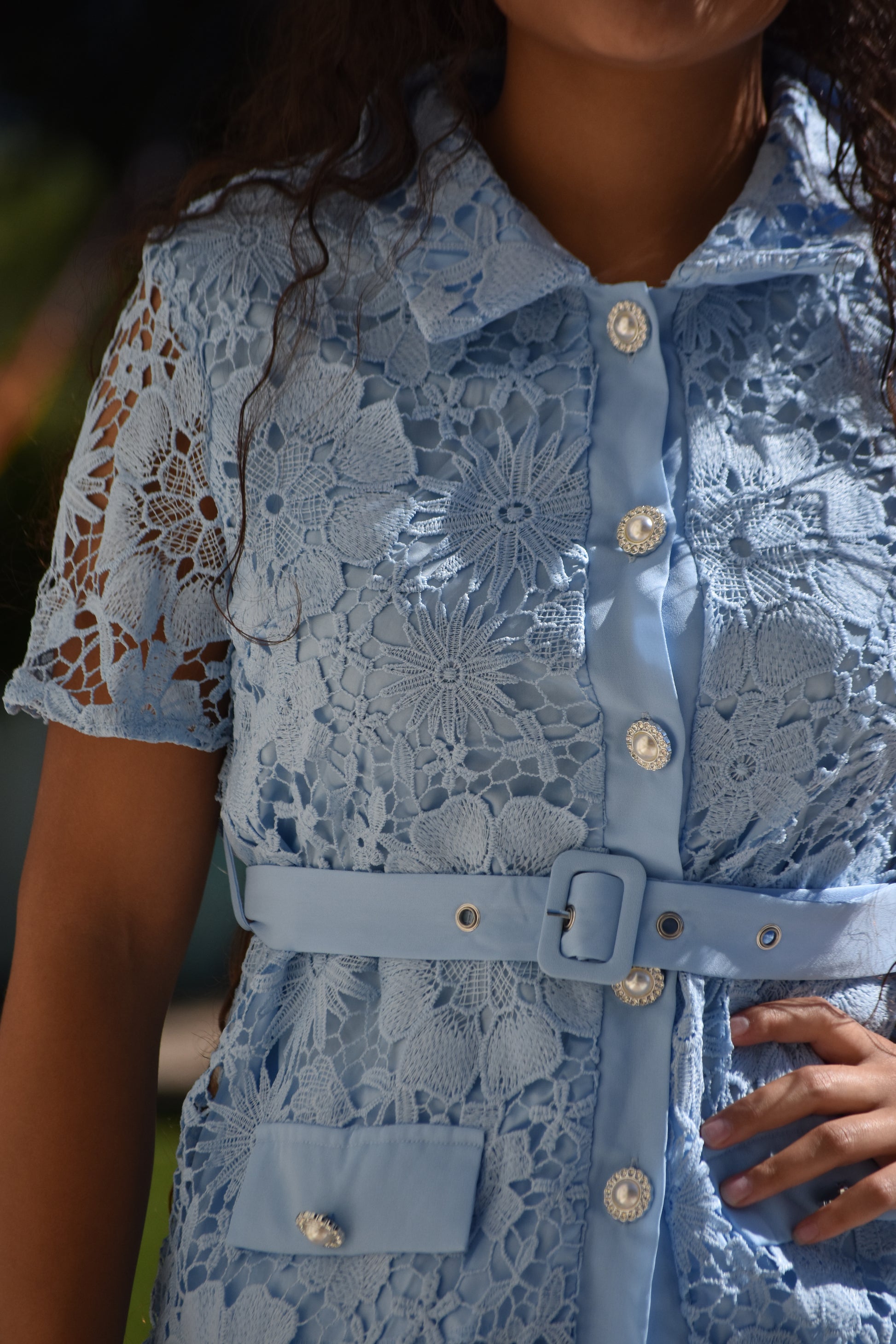 Conjunto de camisa con cinturón y falda