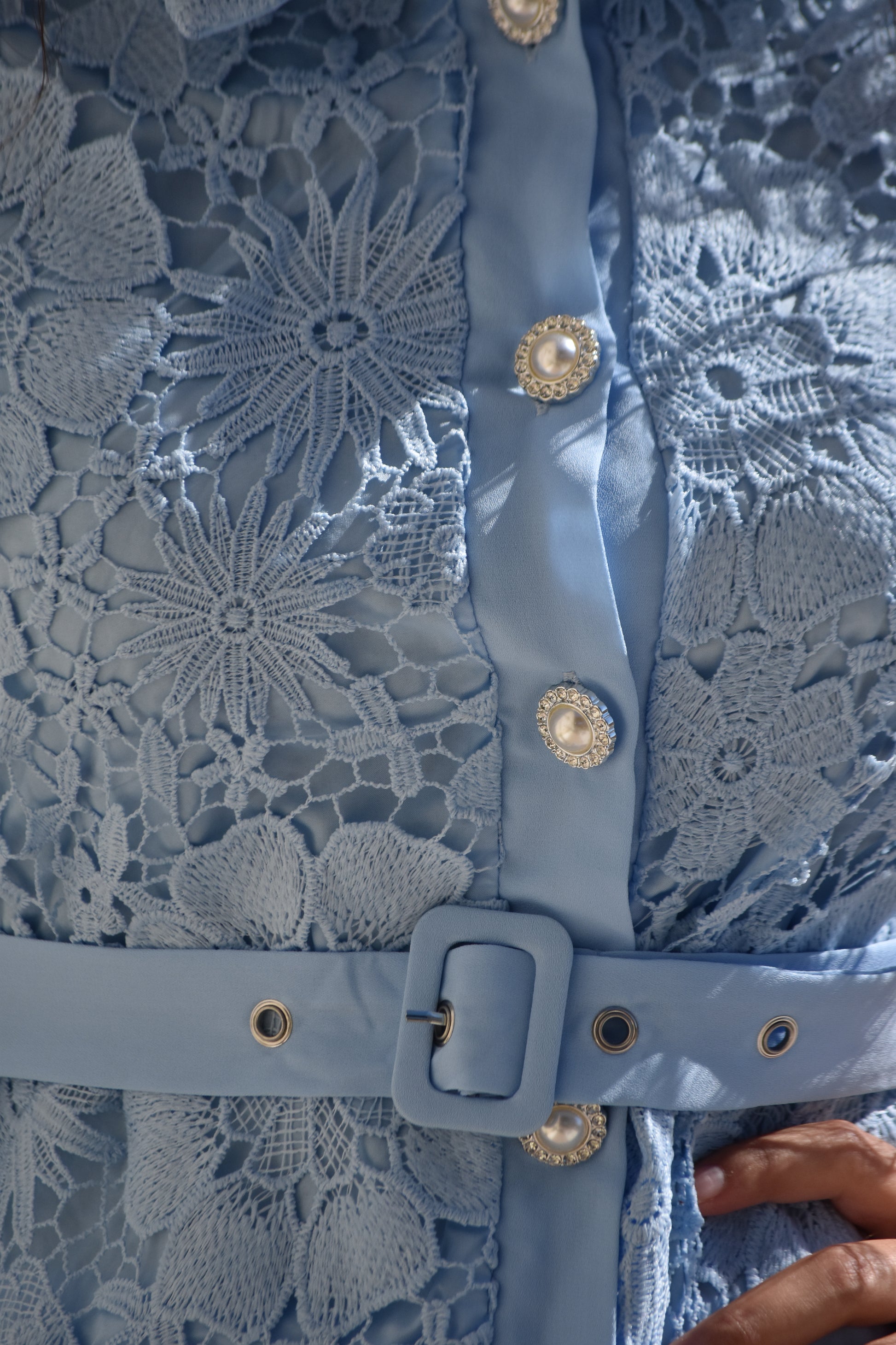 Conjunto de camisa con cinturón y falda