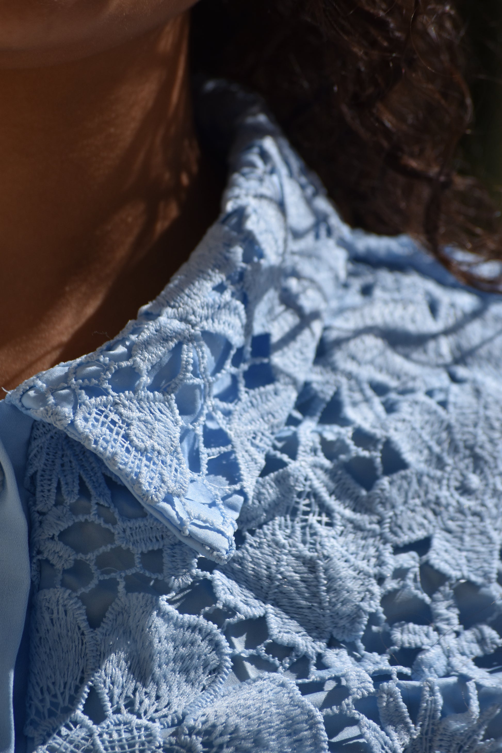 Conjunto de camisa con cinturón y falda