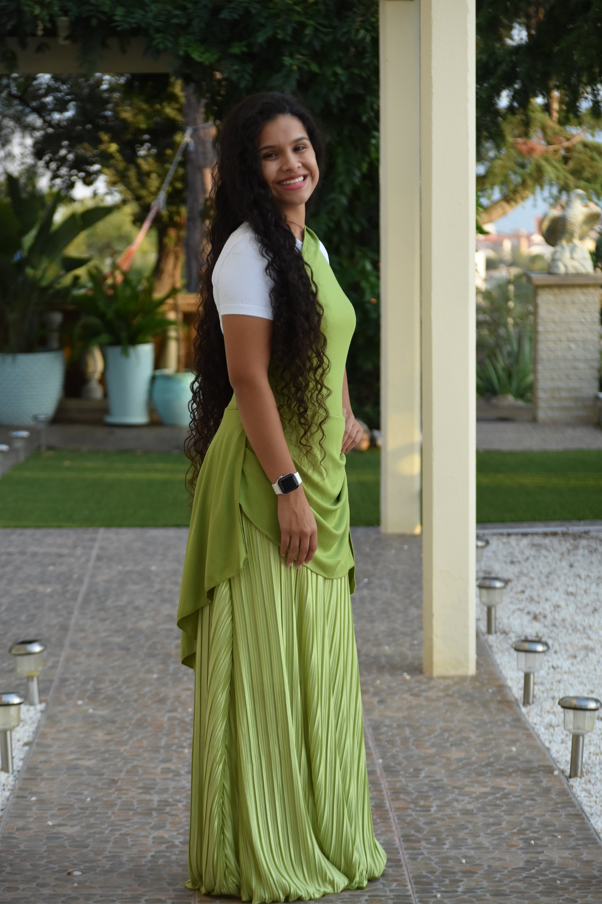 Vestido verde con caída trasera y parte de abajo satinada