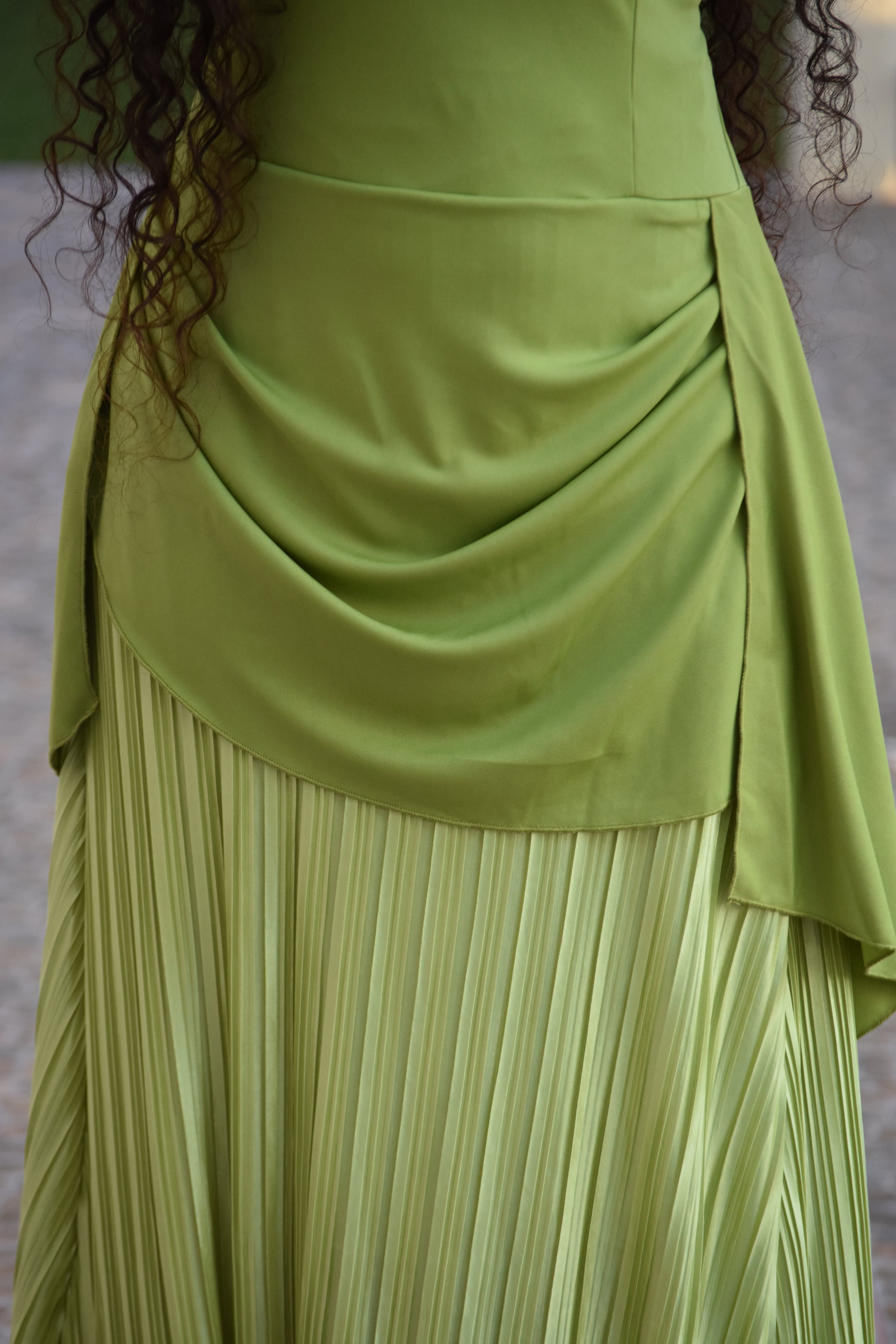 Vestido verde con caída trasera y parte de abajo satinada