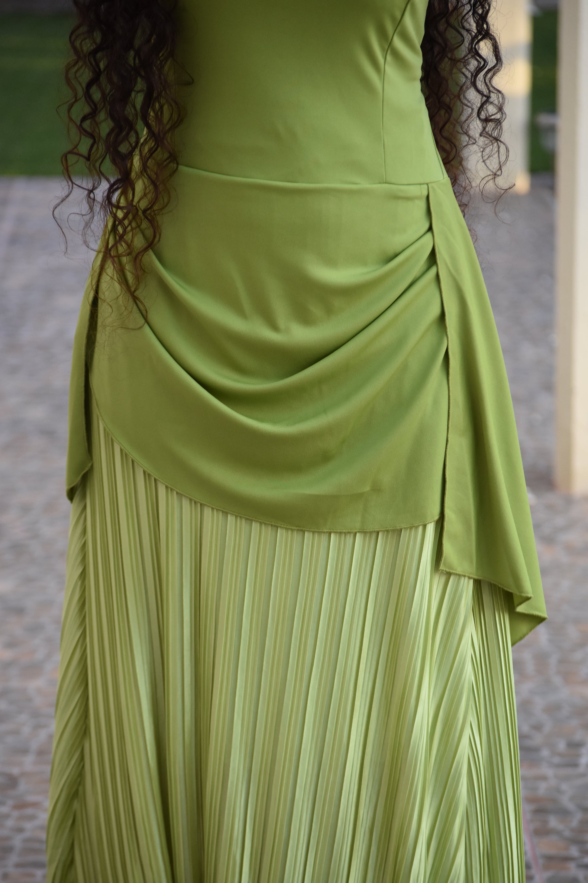 Vestido verde con caída trasera y parte de abajo satinada