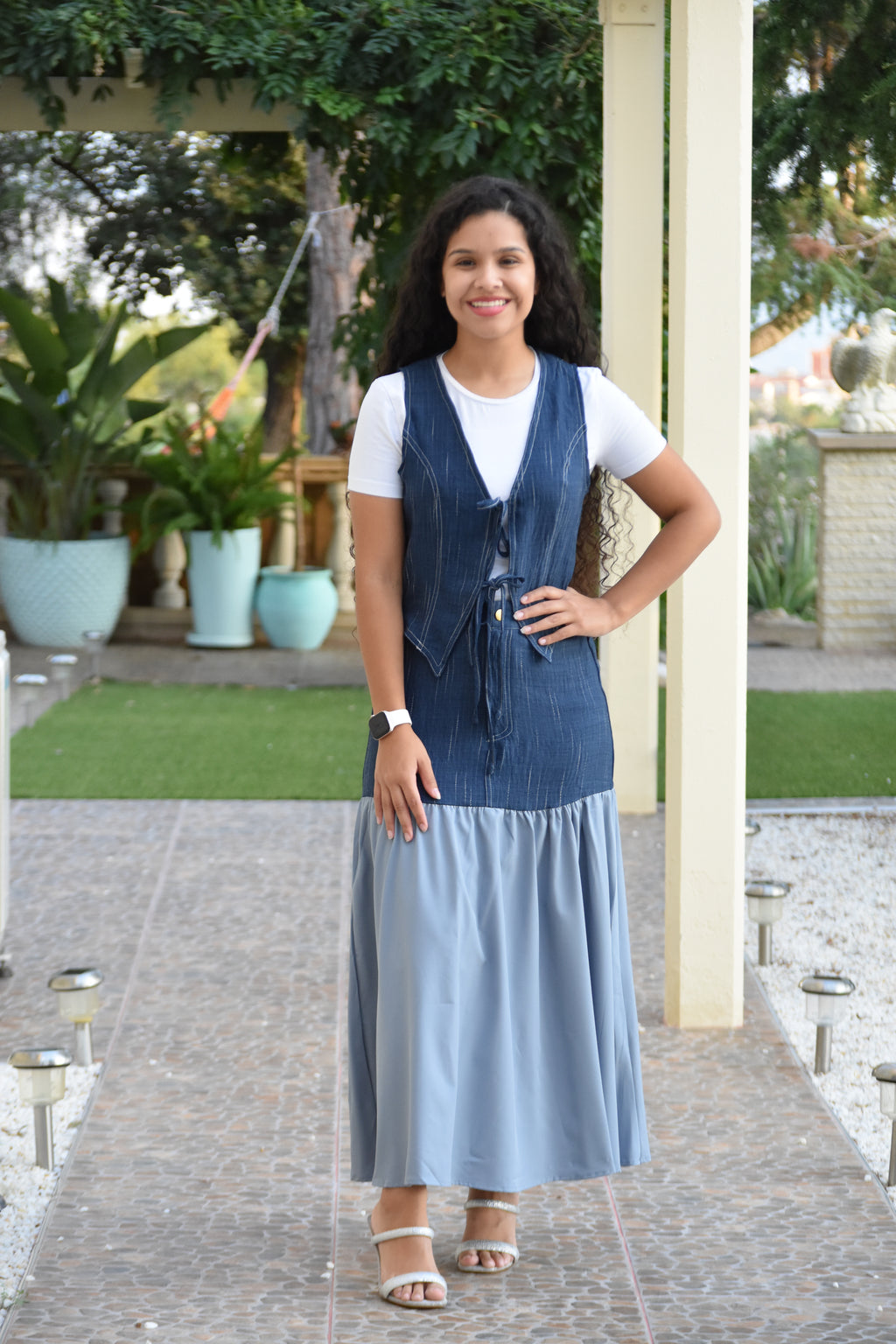 Conjunto de chaleco y falda de jean y tela gris