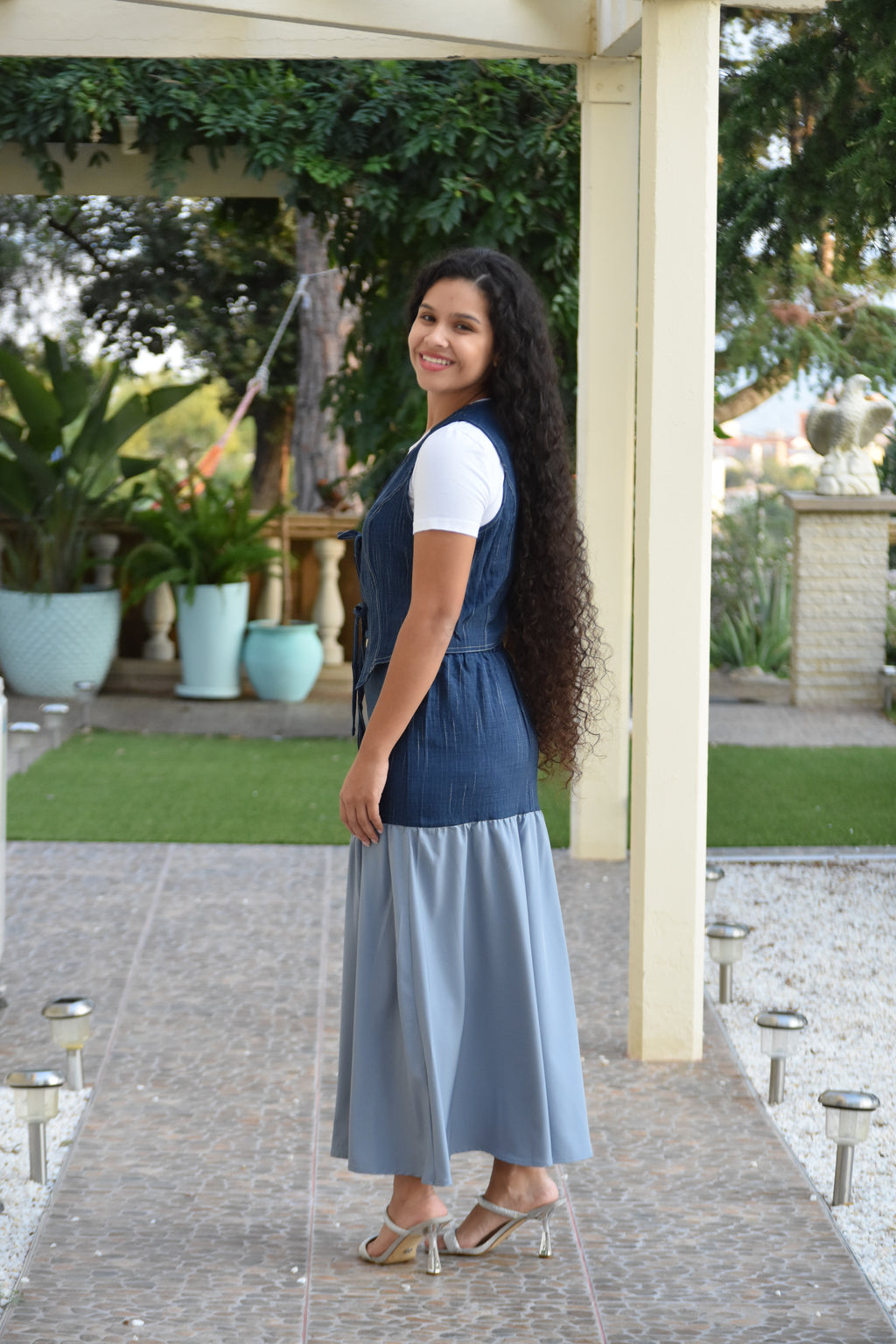 Conjunto de chaleco y falda de jean y tela gris