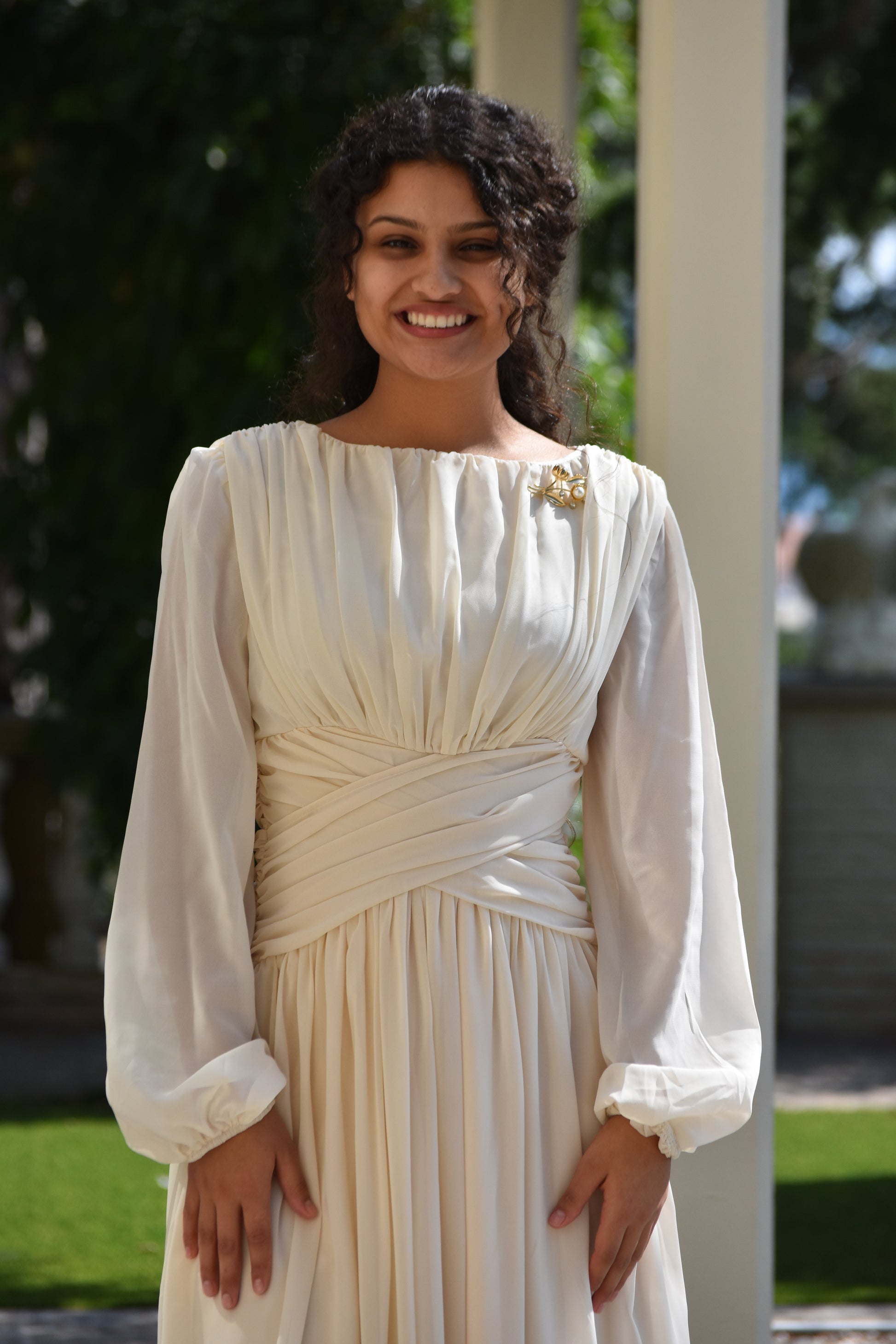 Vestido beige recogida en cintura