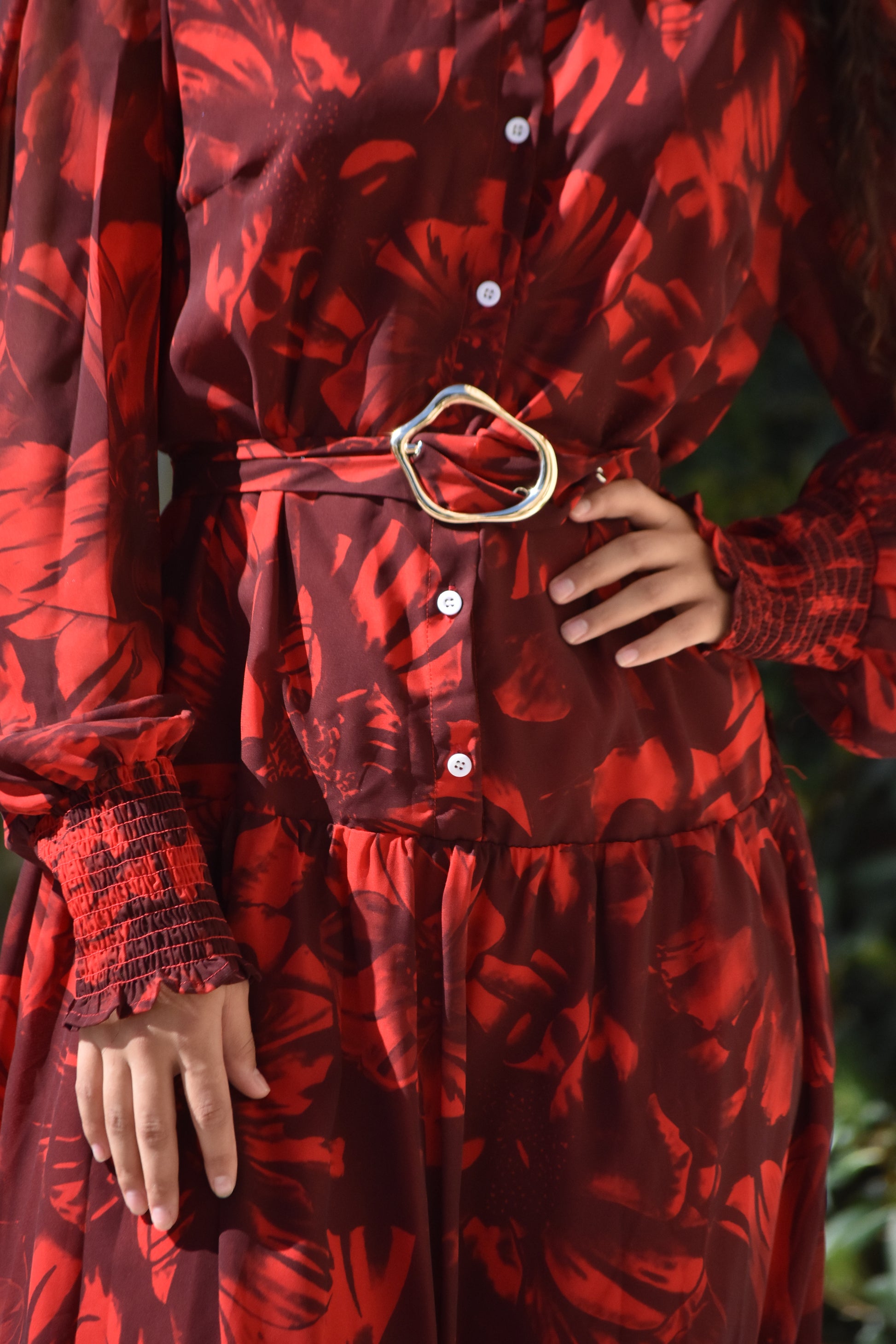 Vestido rojo con estampado de hojas y hebilla dorada