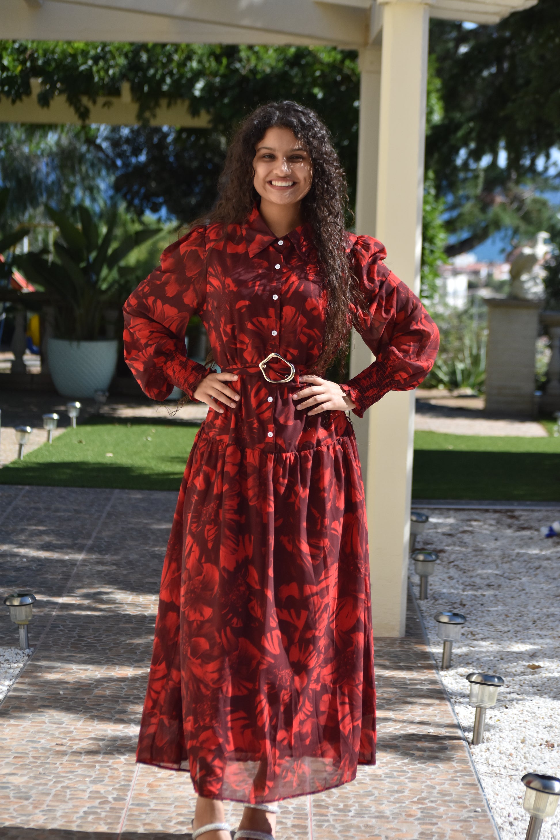 Vestido rojo con estampado de hojas y hebilla dorada
