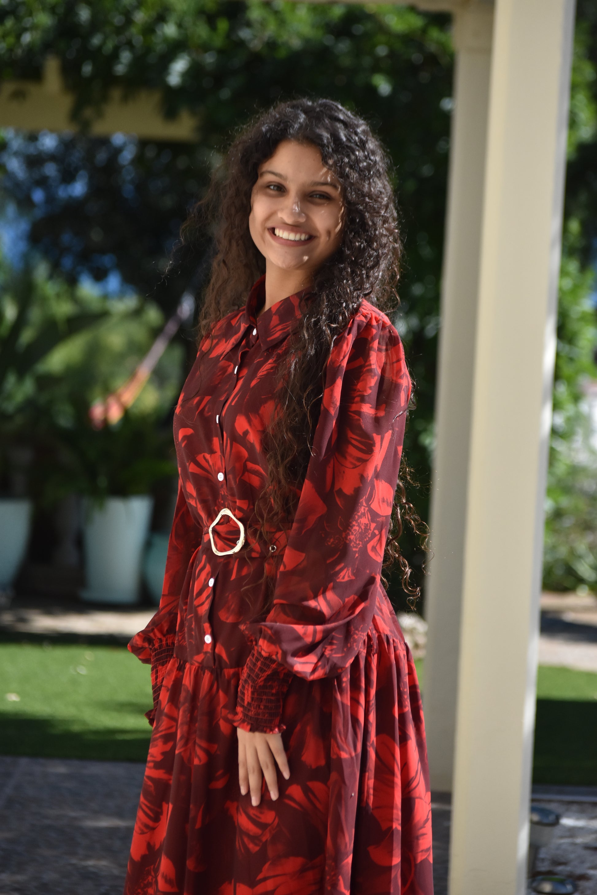 Vestido rojo con estampado de hojas y hebilla dorada