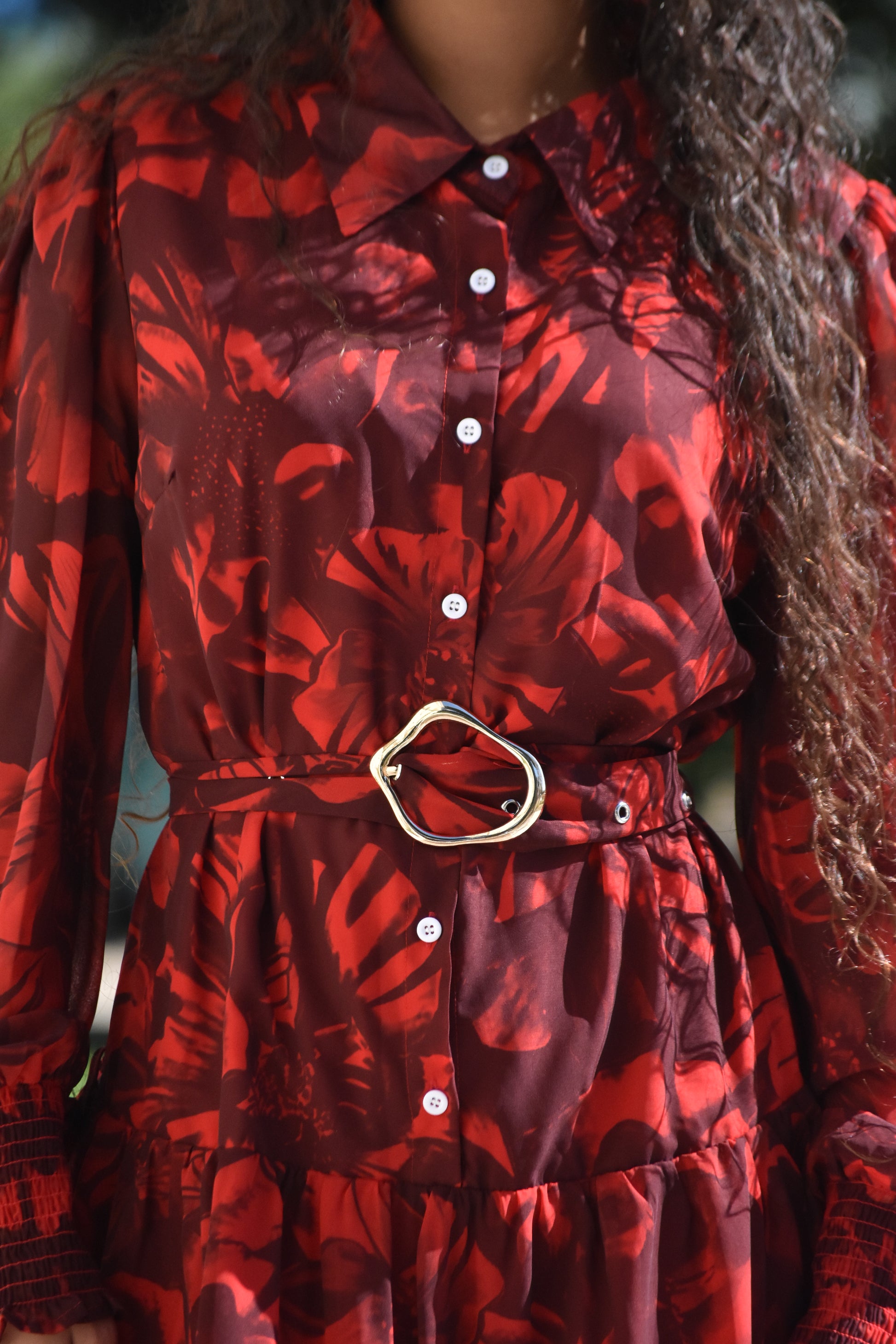 Vestido rojo con estampado de hojas y hebilla dorada