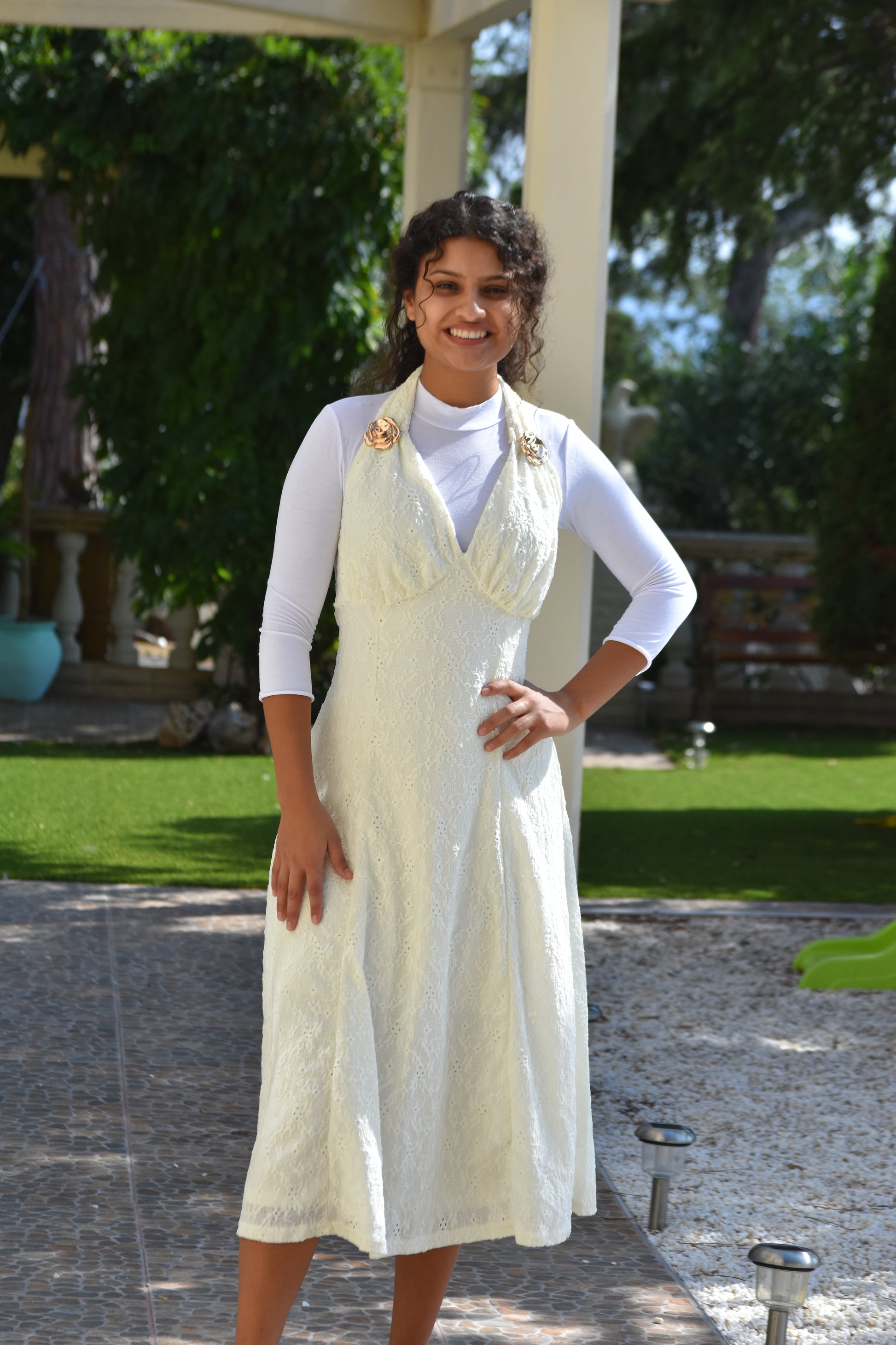 Vestido blanco adornos dorados