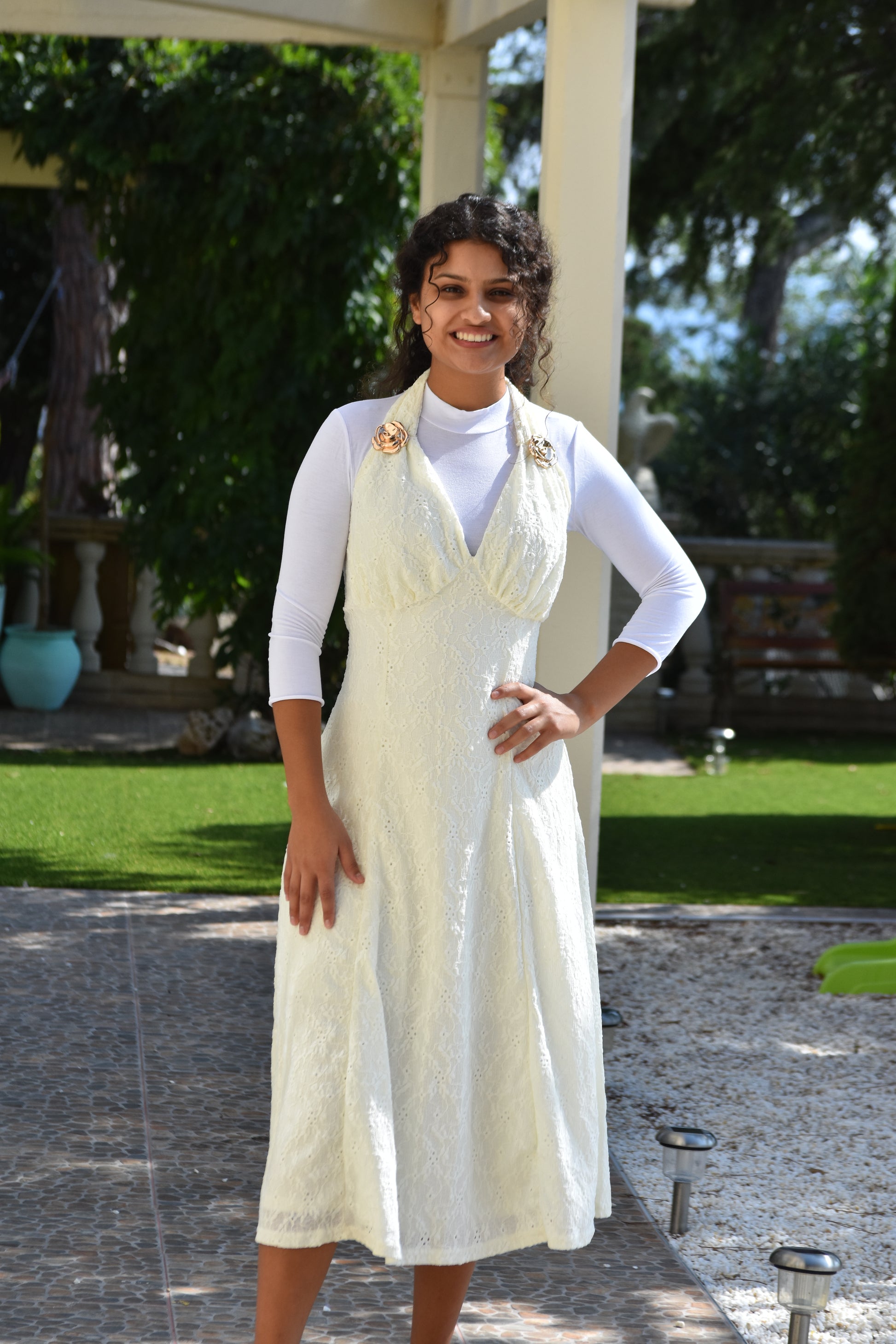 Vestido blanco adornos dorados