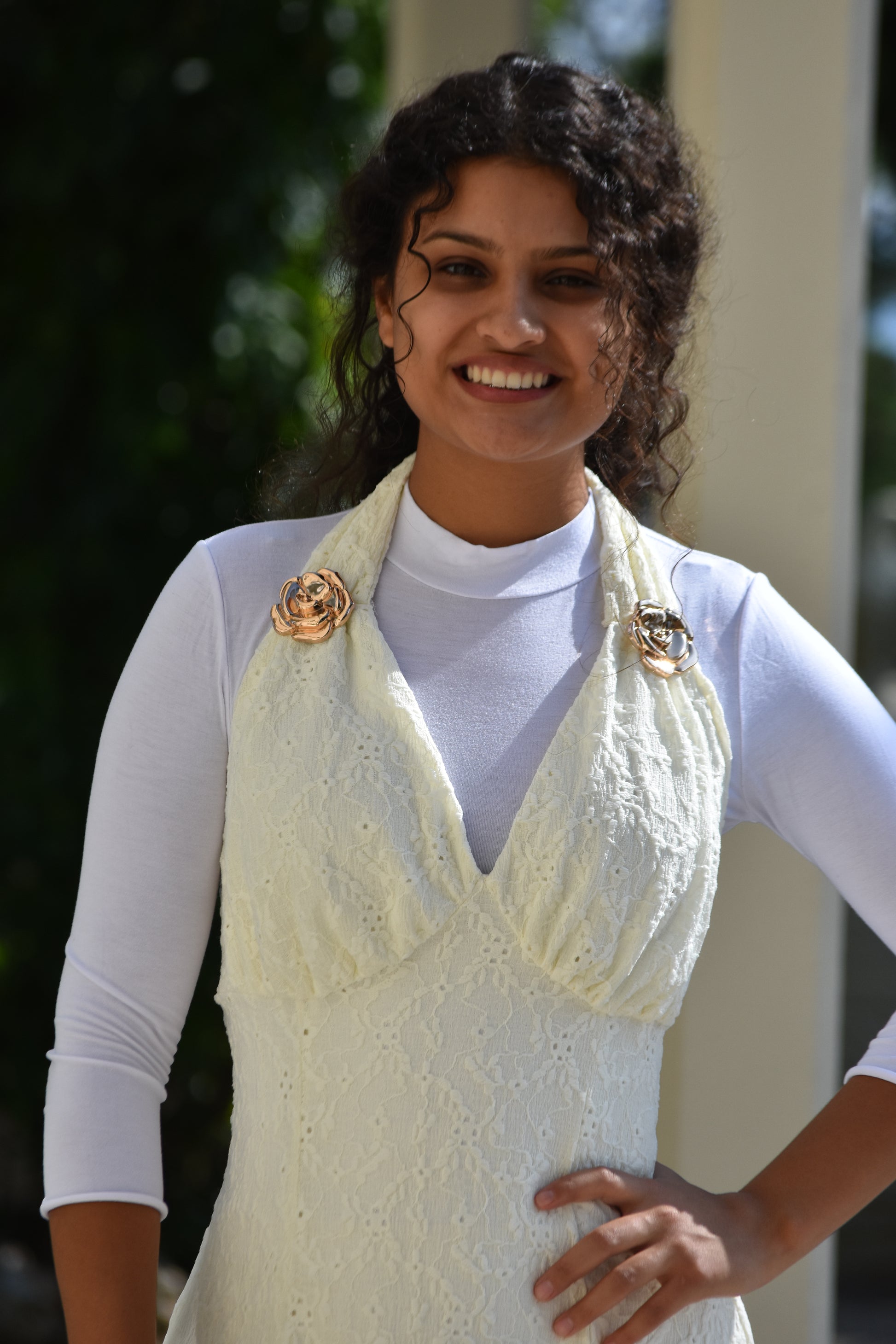 Vestido blanco adornos dorados