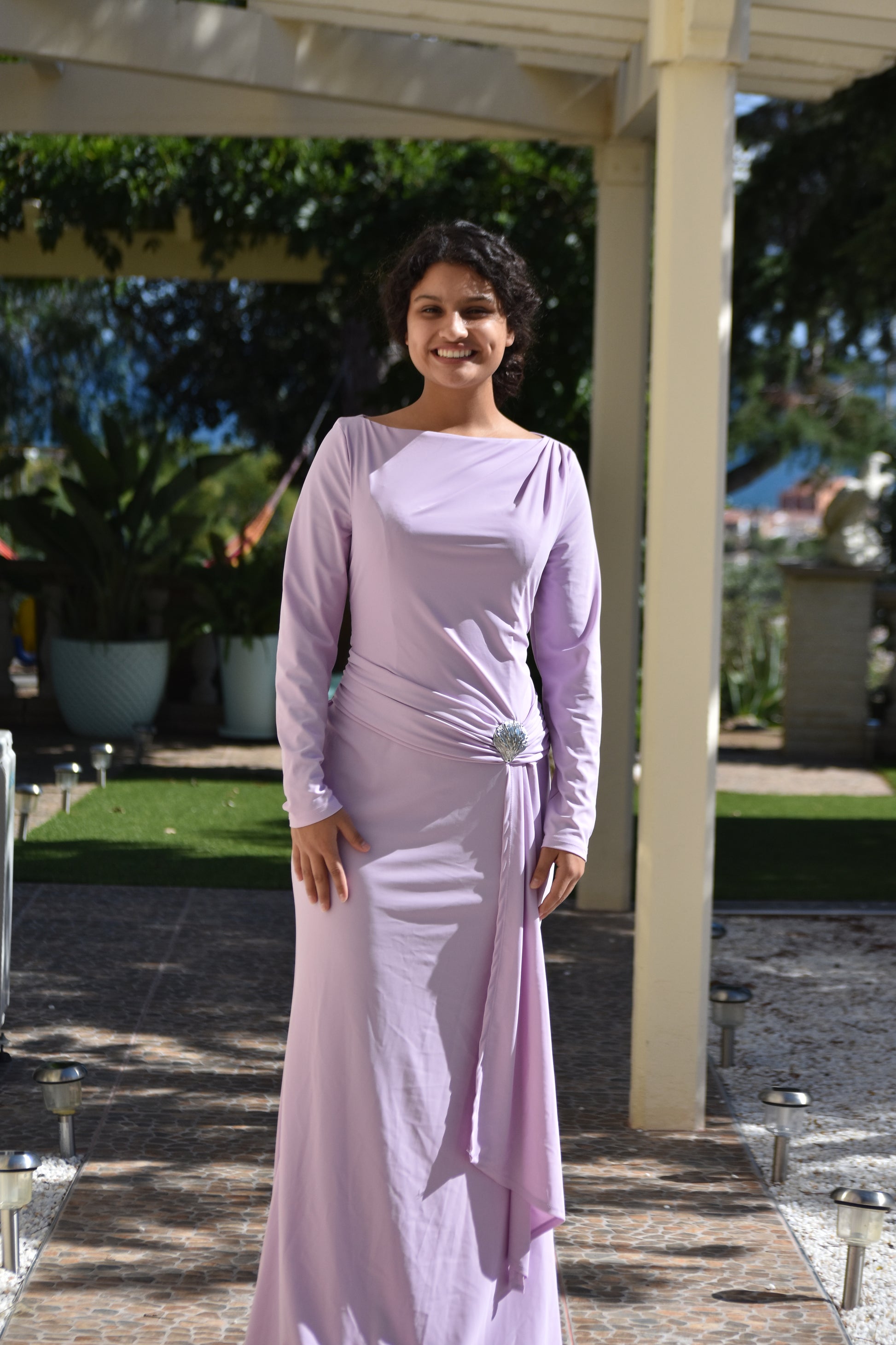 Vestido lila recogida en la cadera con decorado dorada