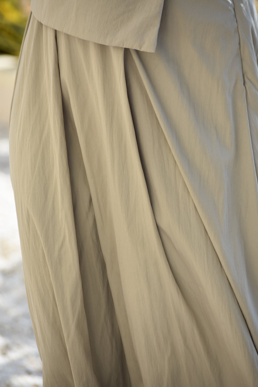 Falda larga con caída delantera