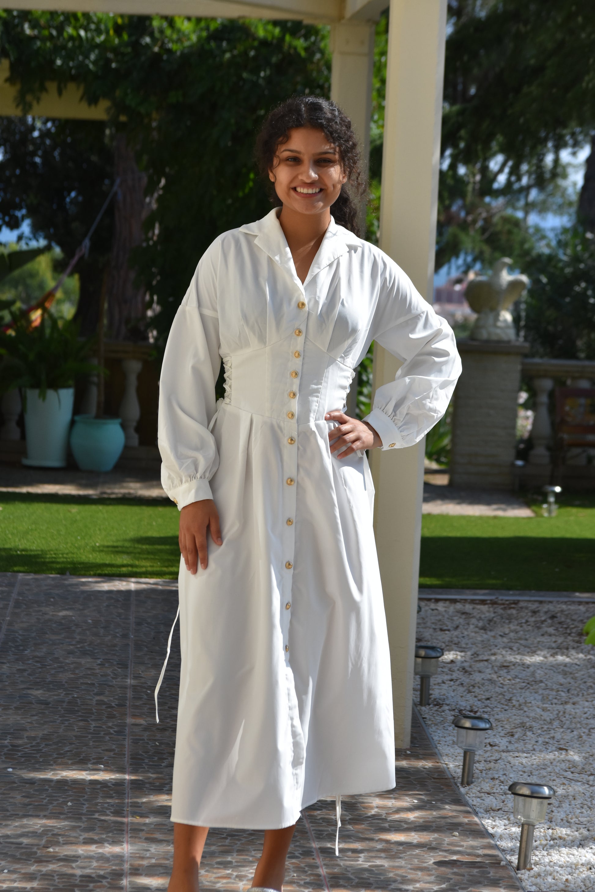 Vestido blanco con corsé a los lados y botones