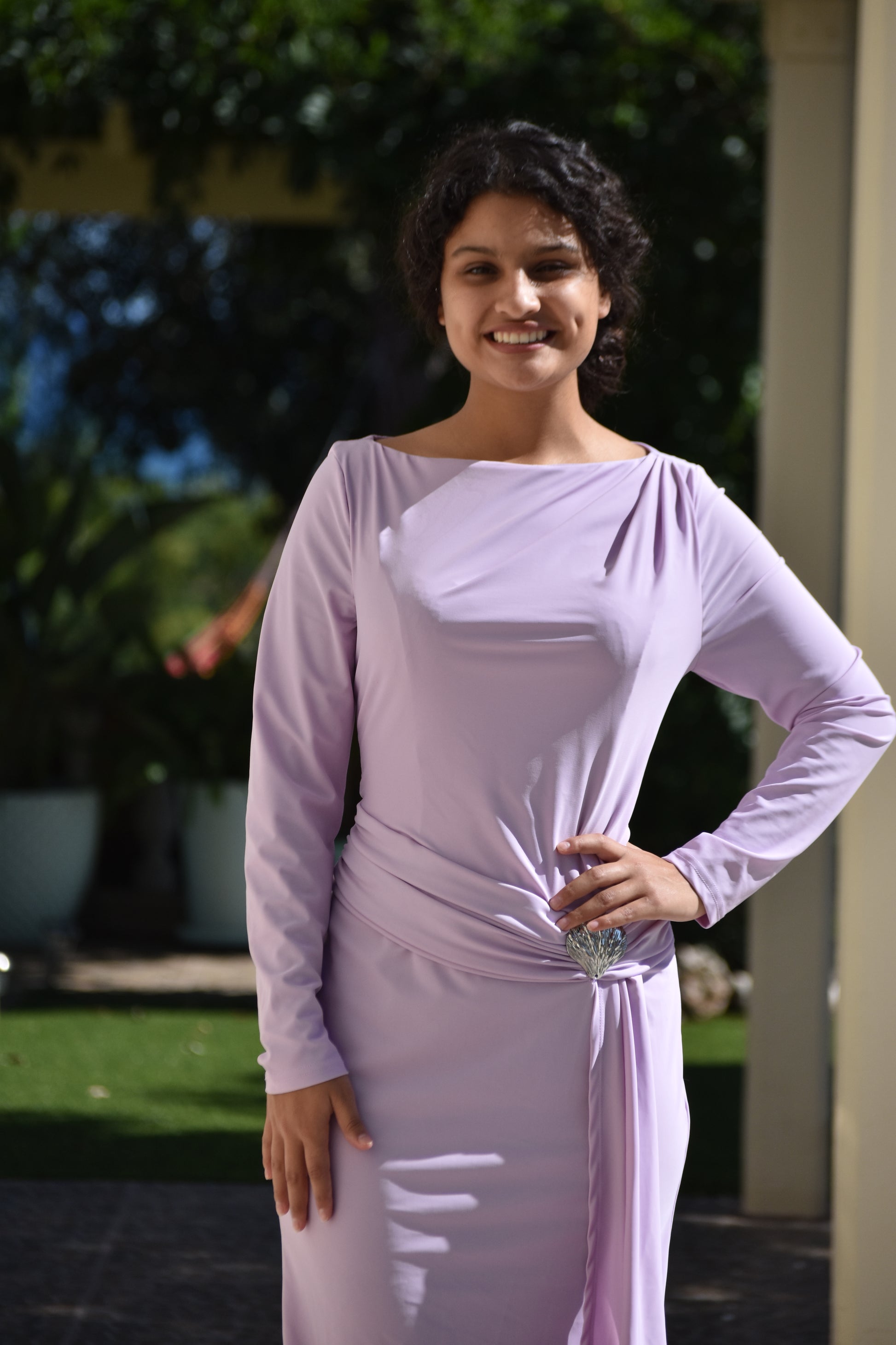 Vestido lila recogida en la cadera con decorado dorada