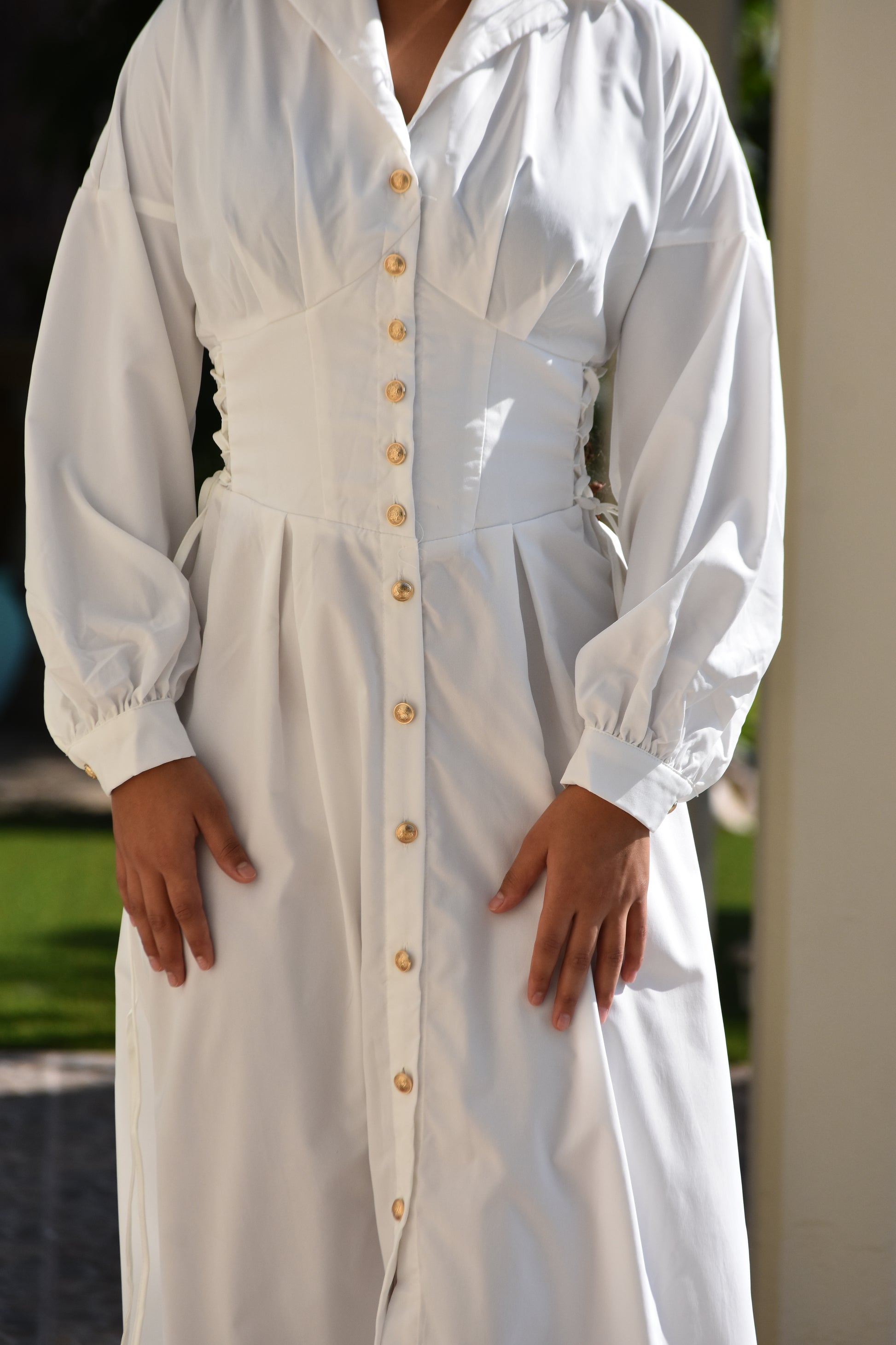 Vestido blanco con corsé a los lados y botones