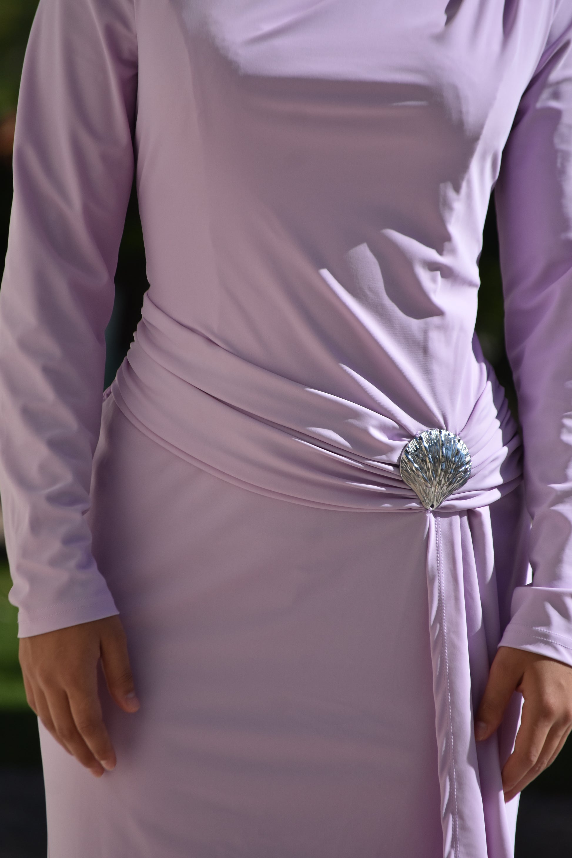 Vestido lila recogida en la cadera con decorado dorada