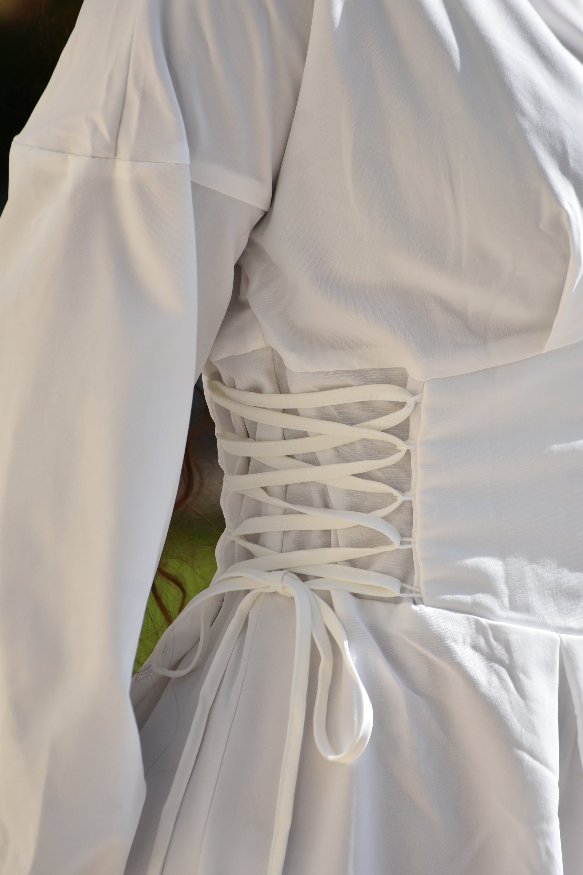 Vestido blanco con corsé a los lados y botones