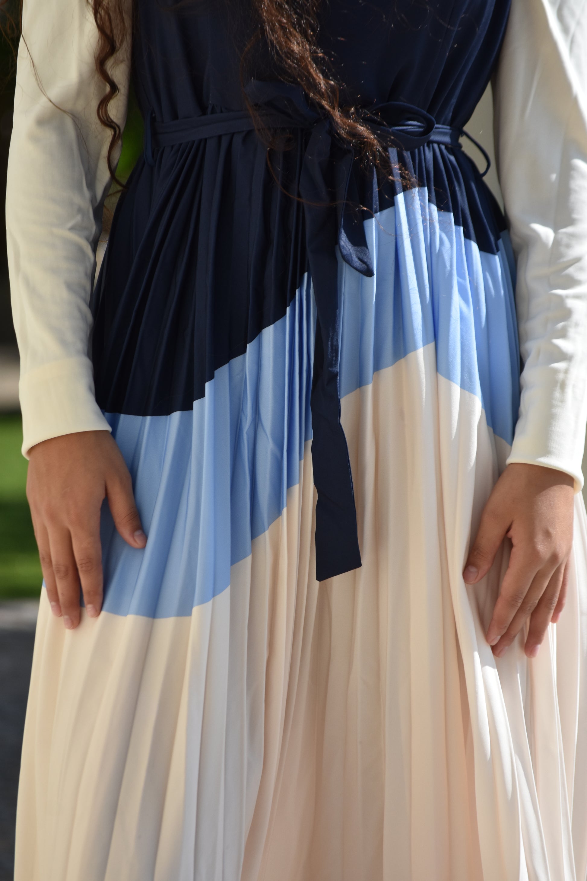 Vestido de flecos azul y crema