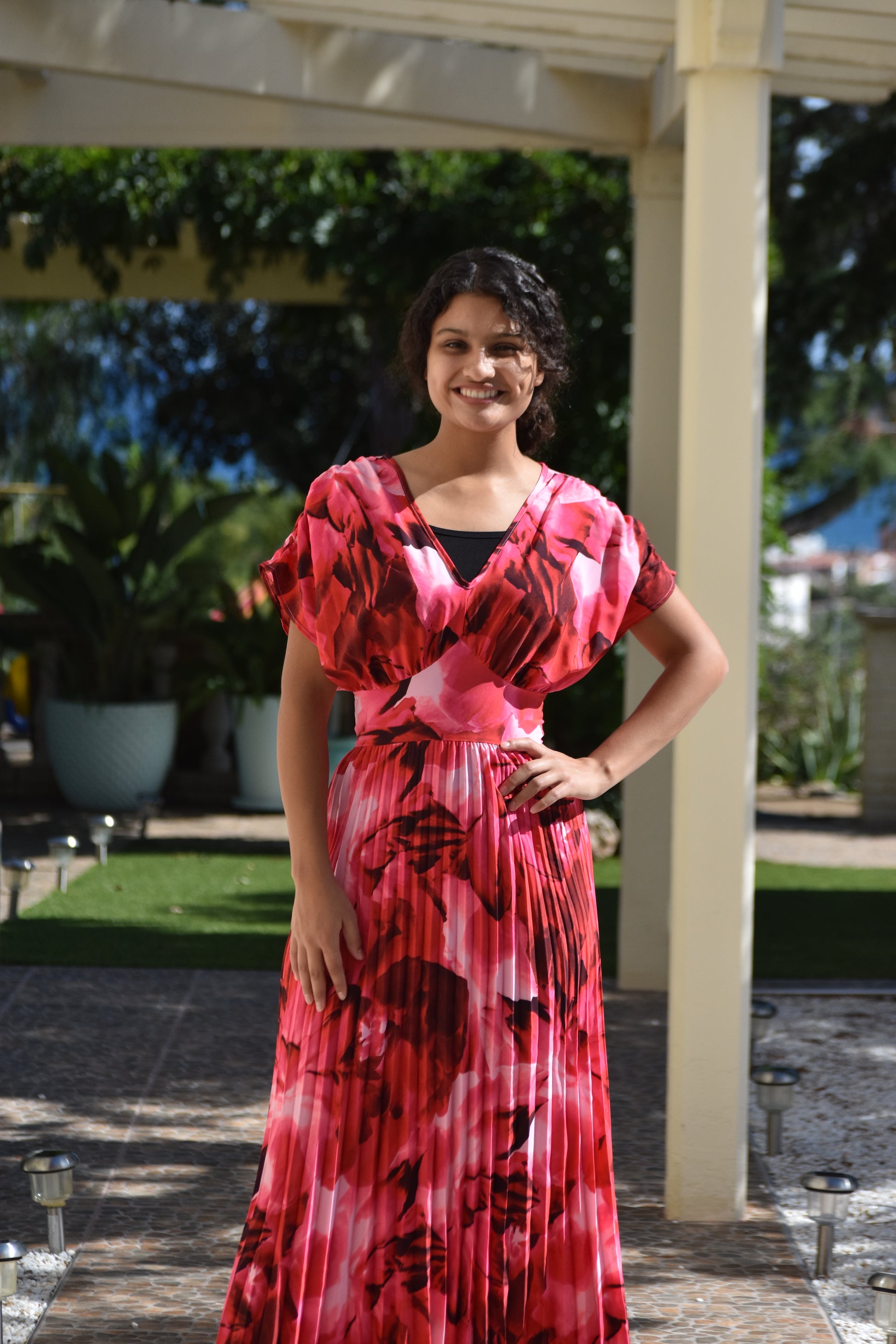 Vestido fucsia con flecos en la parte de abajo