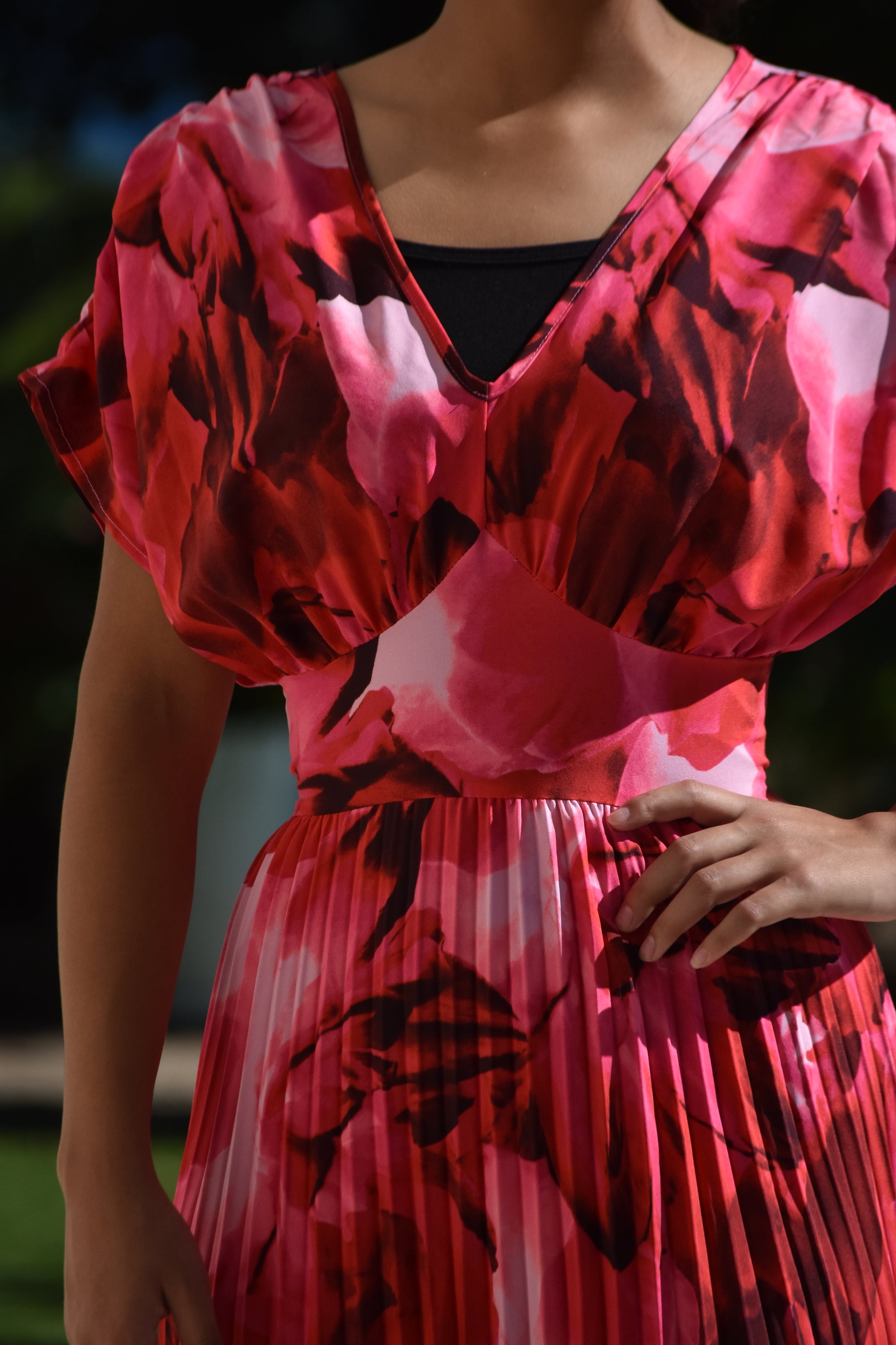 Vestido fucsia con flecos en la parte de abajo