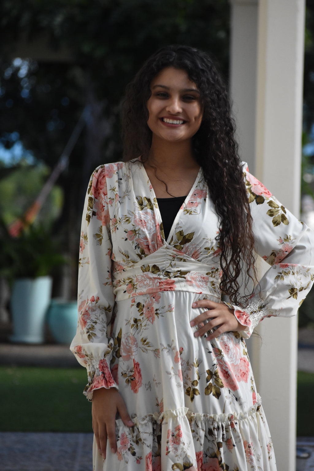 Vestido de flores rosadas con recogido en cintura