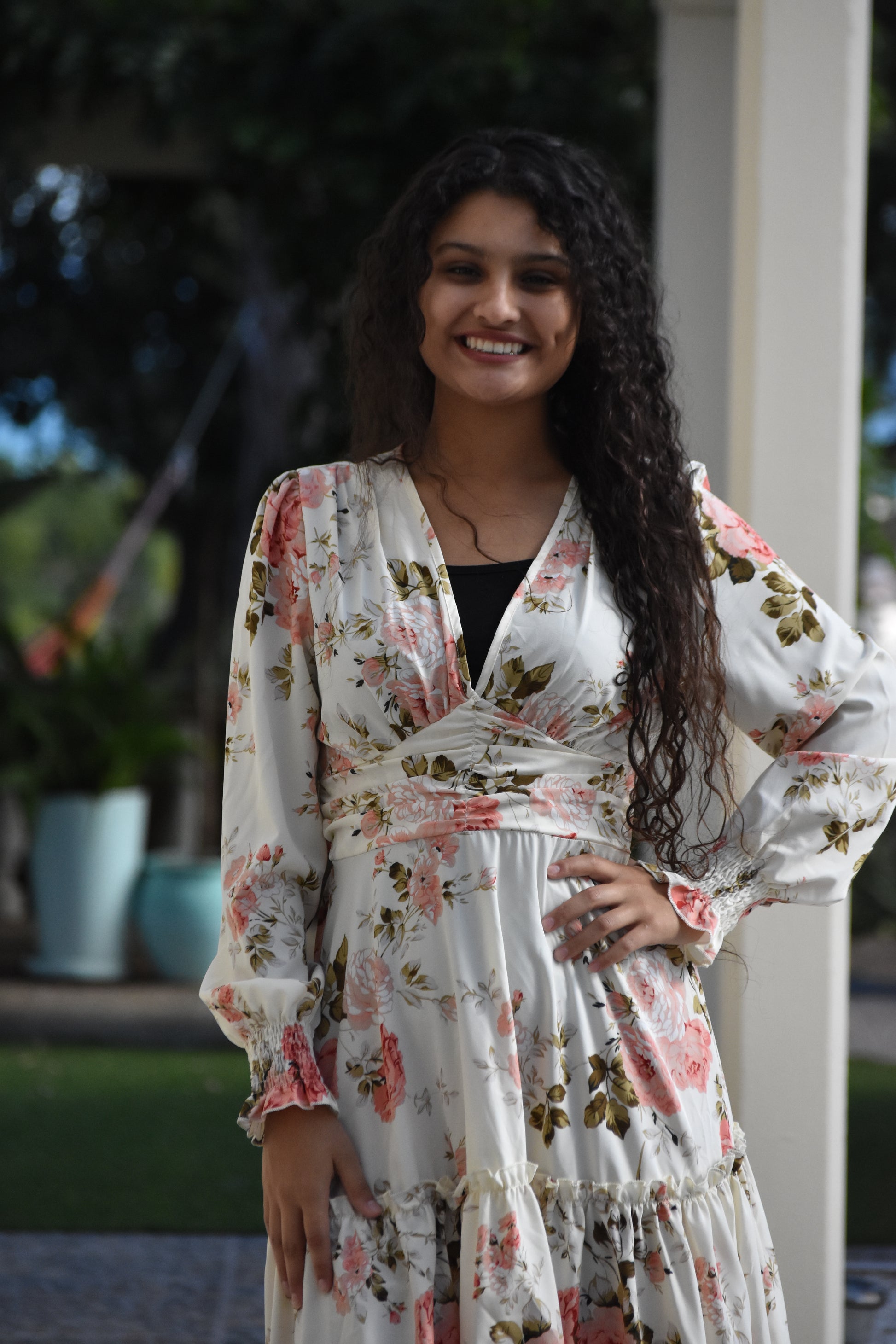 Vestido de flores rosadas con recogido en cintura